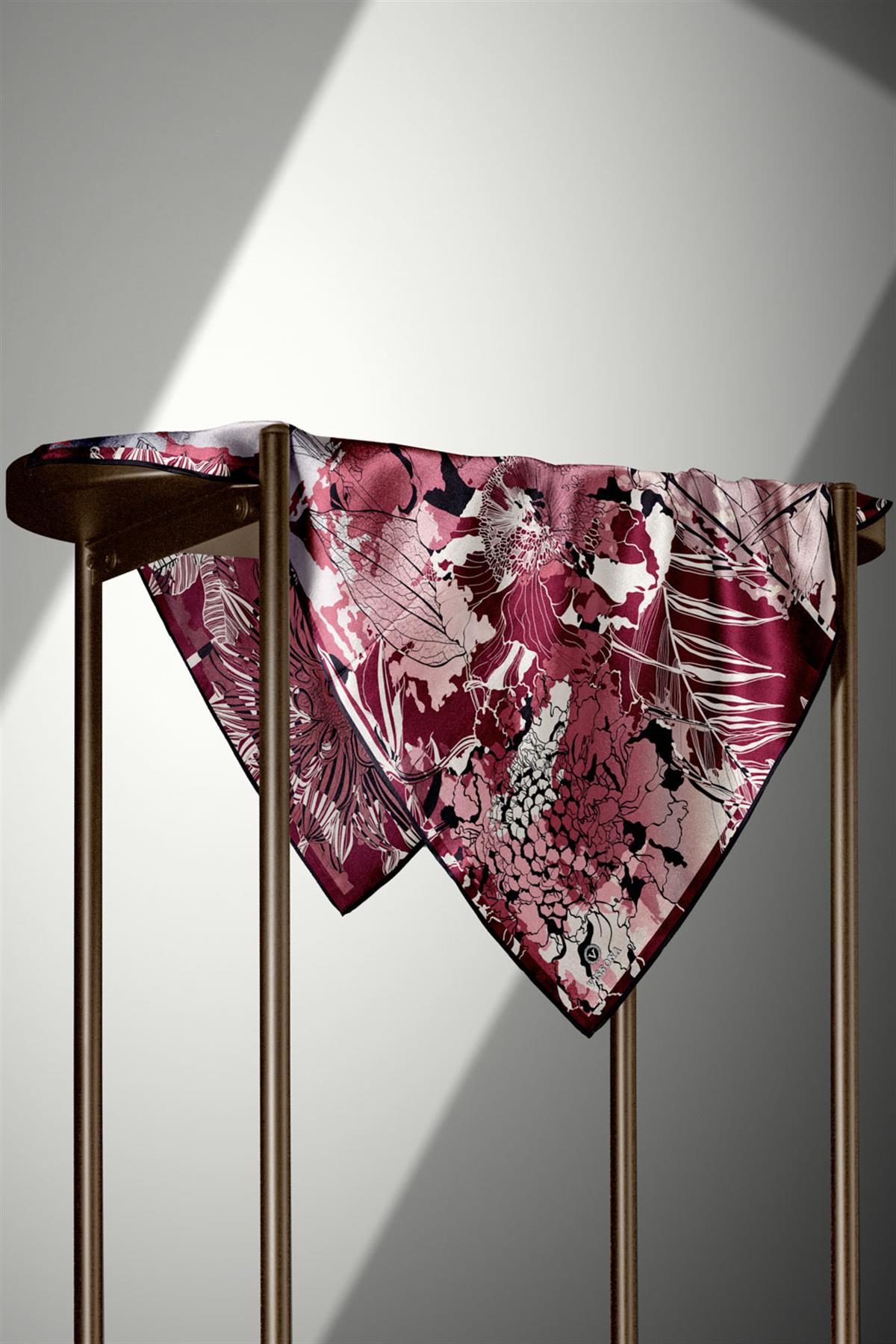 %100 Twill İpek Yaprak Desenli Bordo - Siyah Renkli 90x90 Eşarp Dikim Şekli : El Dikişi