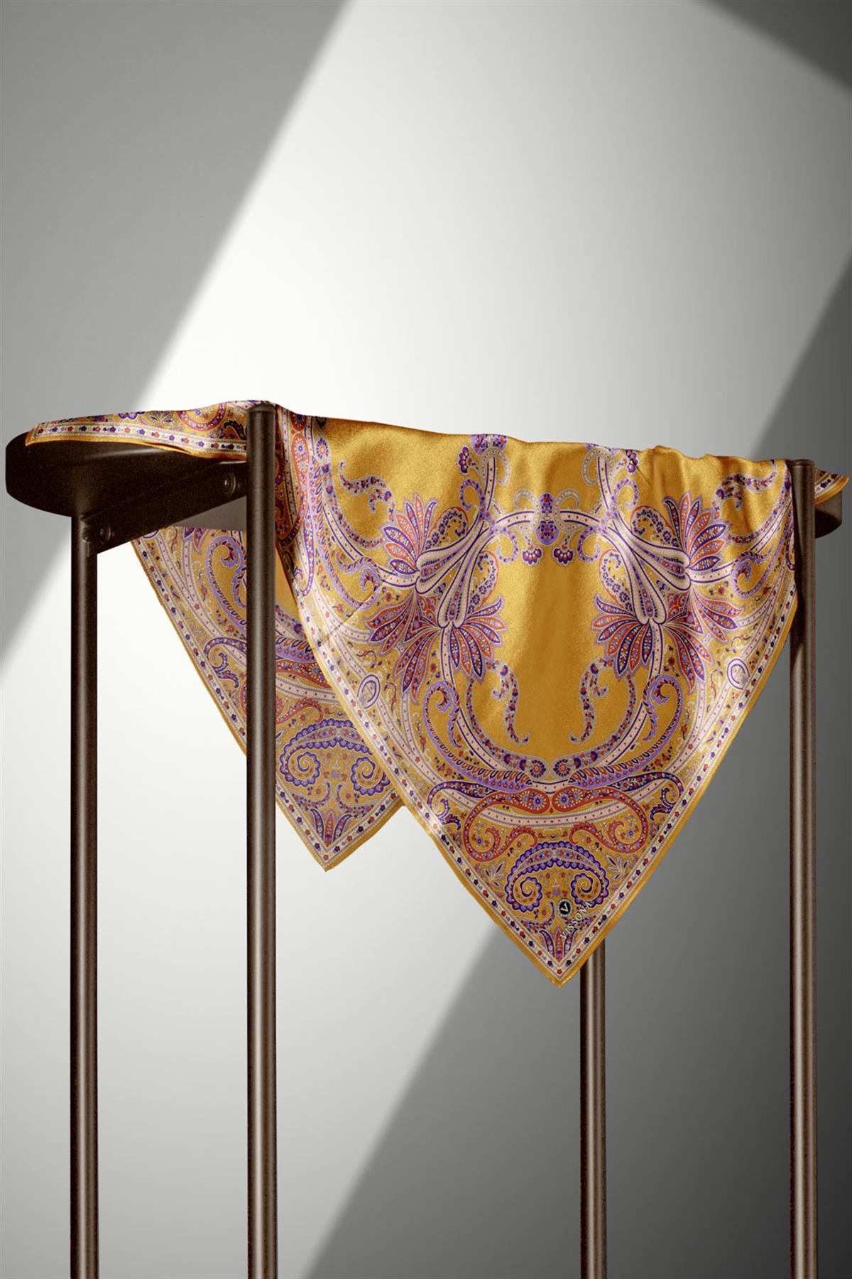 %100 Twill İpek Şal Desenli Gold Renkli 90x90 Eşarp Dikim Şekli : El Dikişi
