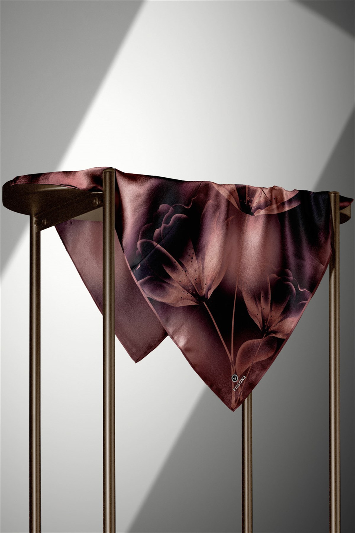 %100 Twill İpek Çiçek Desenli Soğan Kabuğu Renkli 90x90 Eşarp Dikim Şekli : El Dikişi