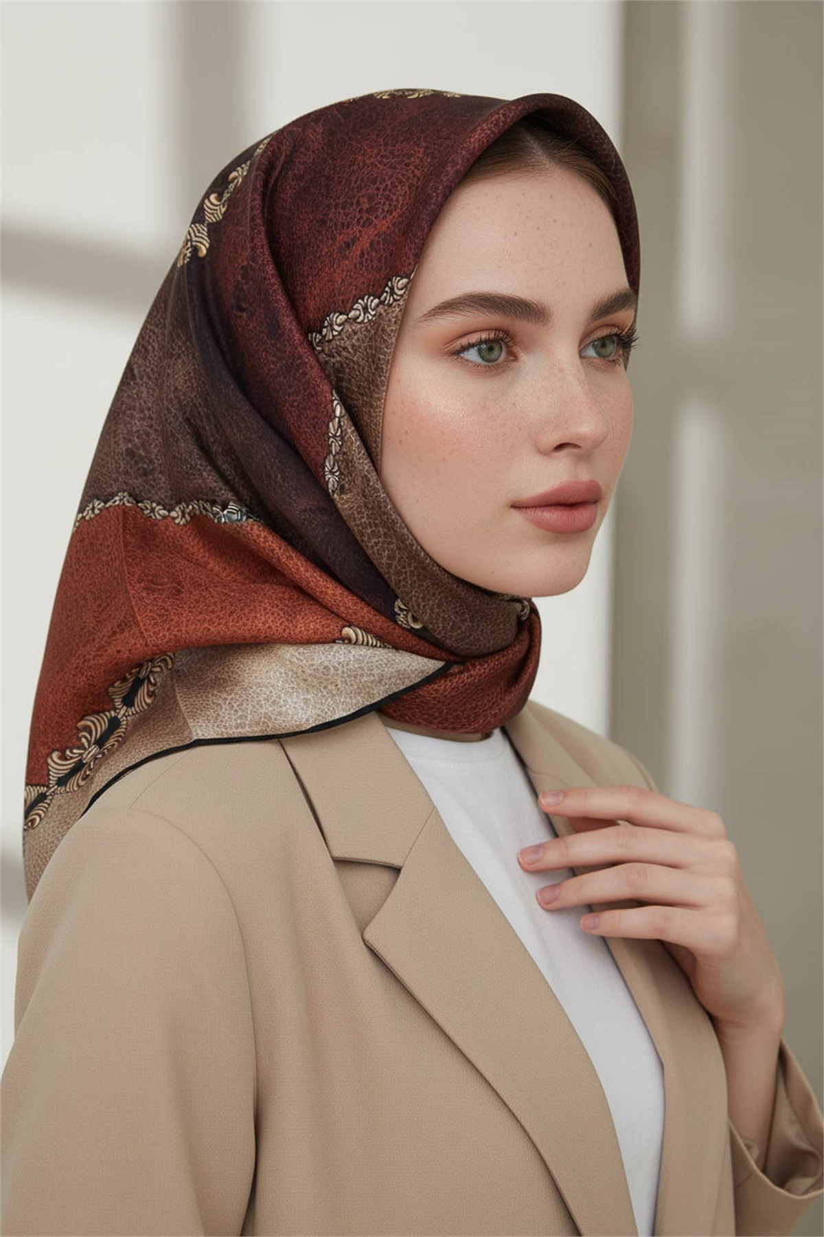 %100 Twill İpek Geometrik Desenli Taba - Hardal Renkli 90x90 Eşarp Dikim Şekli : El Dikişi