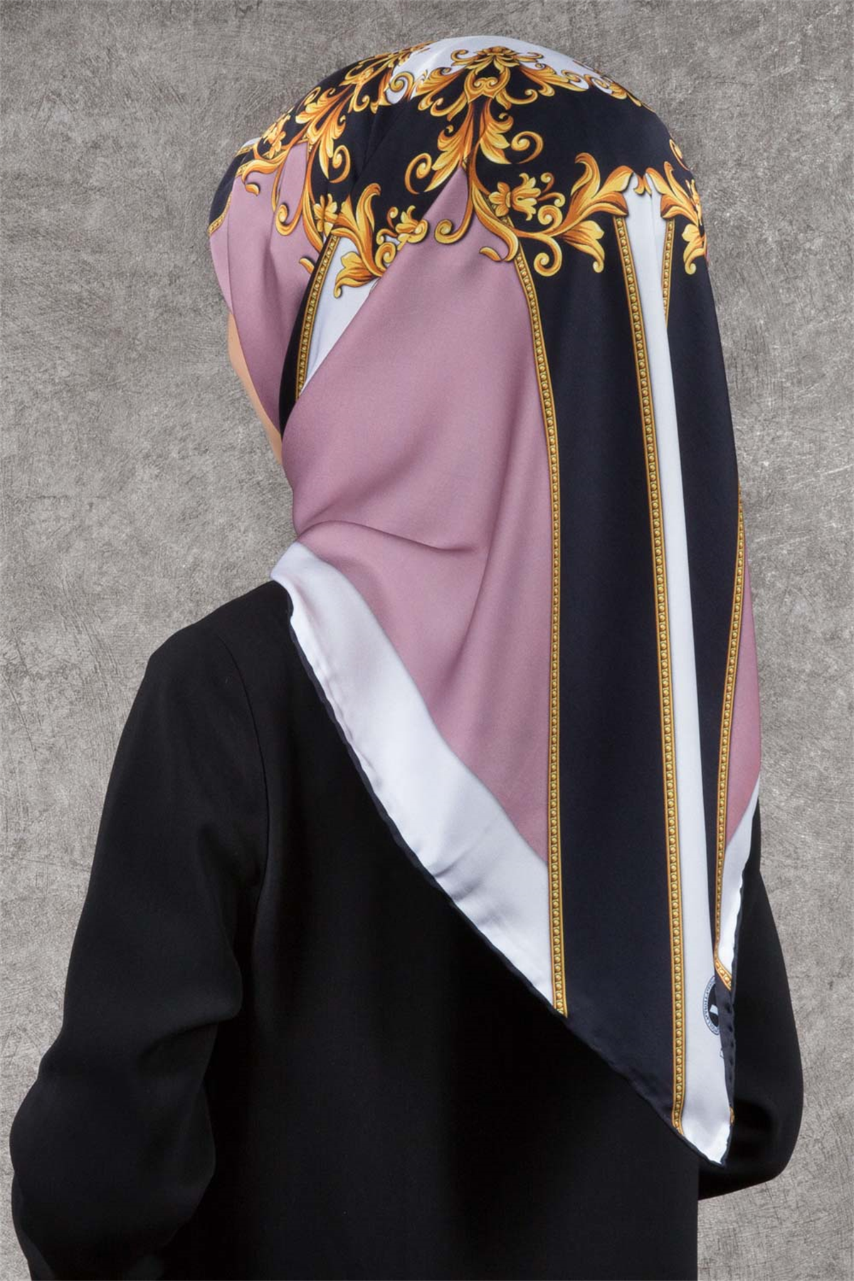 Twill Barok Desenli Pudra - Siyah Renkli 90x90 Dikim Şekli : El Dikişi Eşarp (İpek İçermez)