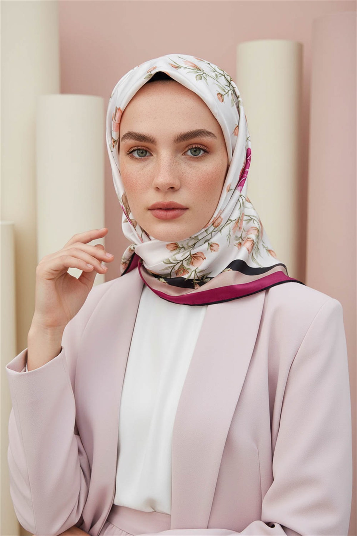 Rayon Çiçek Desenli Mürdüm Renkli 90x90 Eşarp (İpek İçermez) Dikim Şekli : El Dikişi