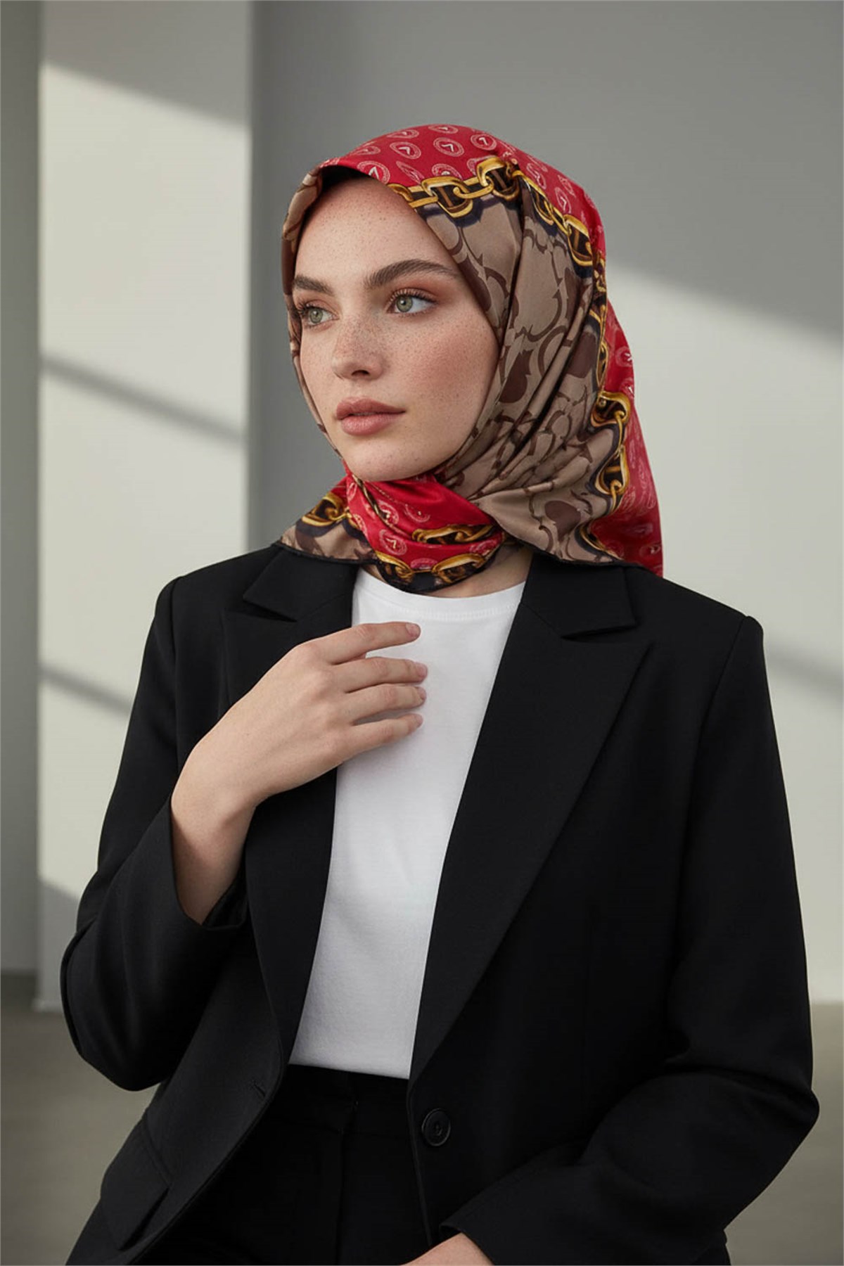 %100 Twill İpek Monogram Ve Zincir Desenli Siyah - Kırmızı Renkli 90x90 Eşarp Dikim Şekli : El Dikişi
