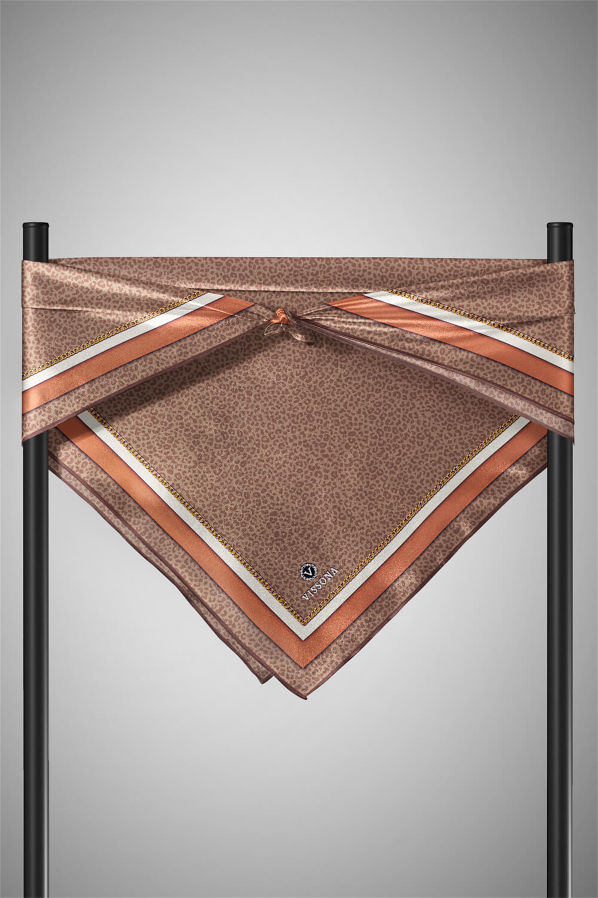 % 57 İPEK % 43 VİSKON Twill İpek Leopar Desenli Vizon Renkli 90x90 Eşarp Dikim Şekli : El Dikişi