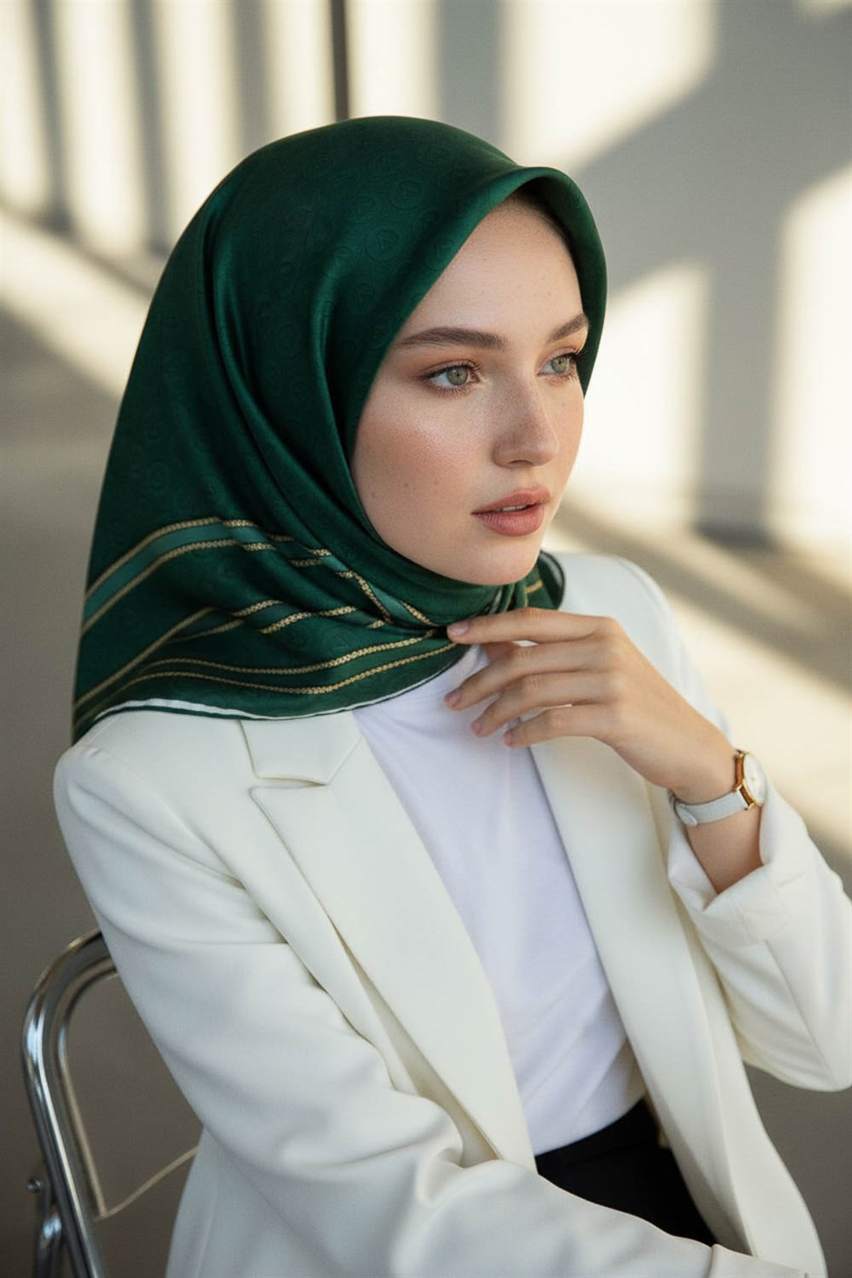 %100 Twill İpek Monogram Desenli Zümrüt Yeşili - Mint Yeşili Renkli 90x90 Eşarp Dikim Şekli : El Dikişi