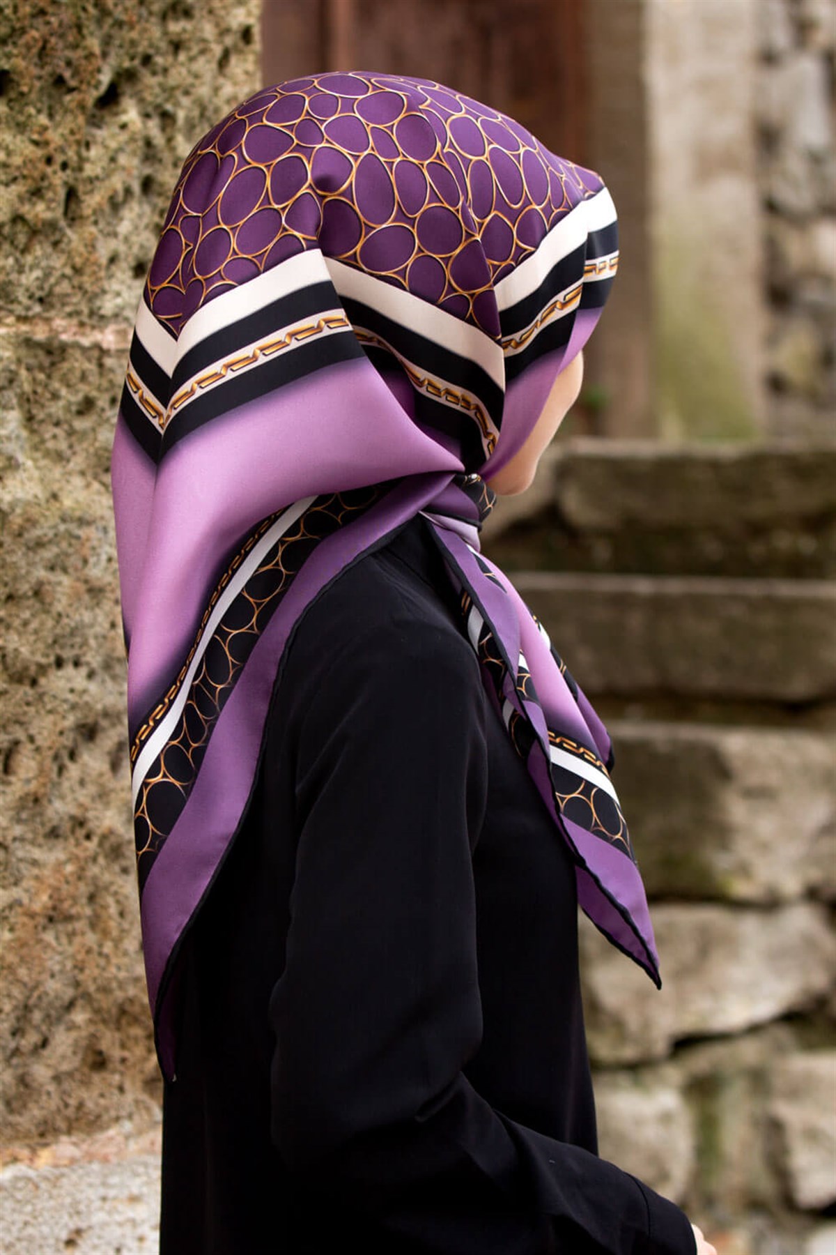 %100 Twill İpek Gold Halka Desenli Lila - Siyah Renkli 90x90 Eşarp Dikim Şekli : El Dikişi