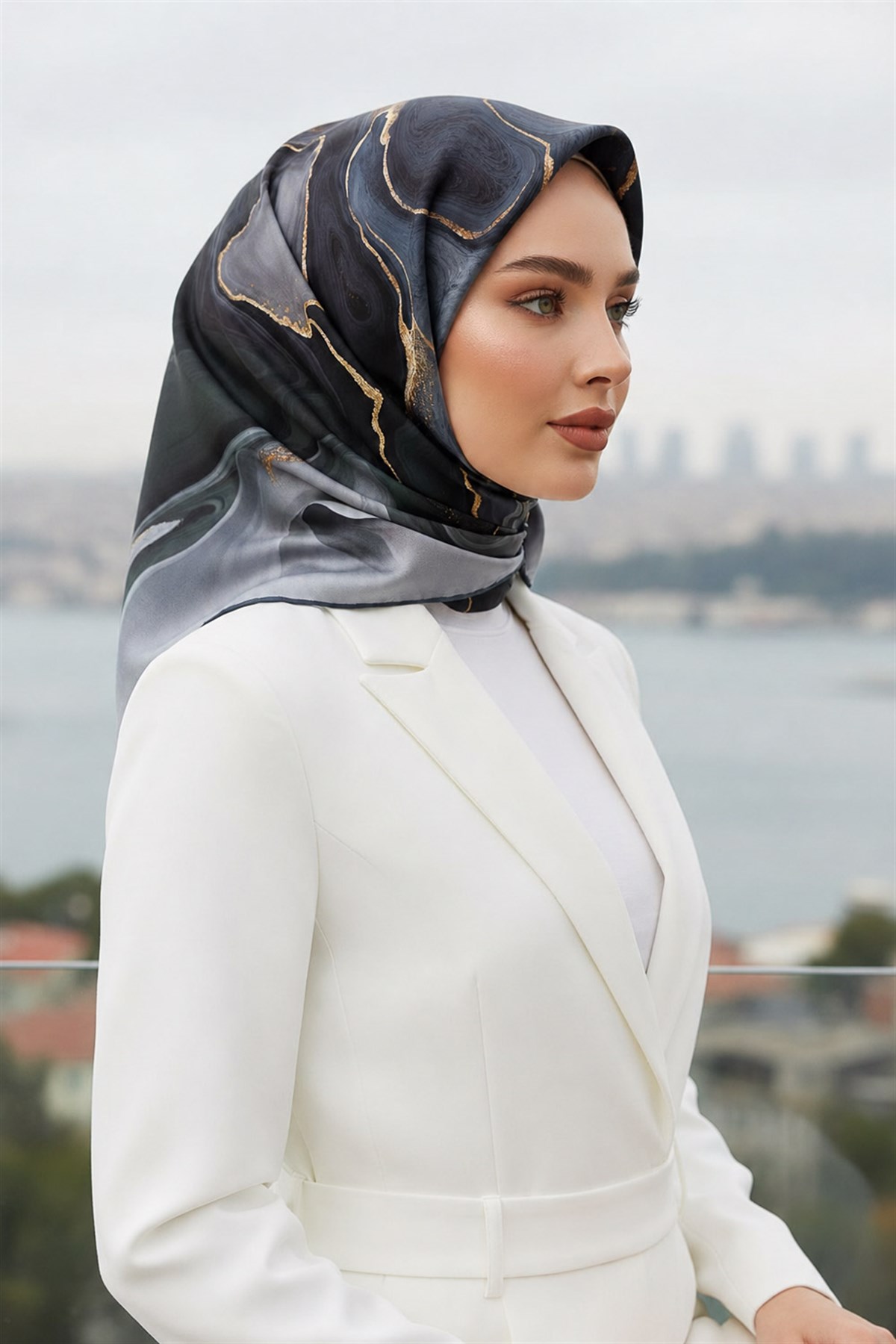 %100 Twill İpek Batik Desenli Zümrüt Yeşili - Mint Yeşili Renkli 90x90 Eşarp Dikim Şekli : El Dikişi