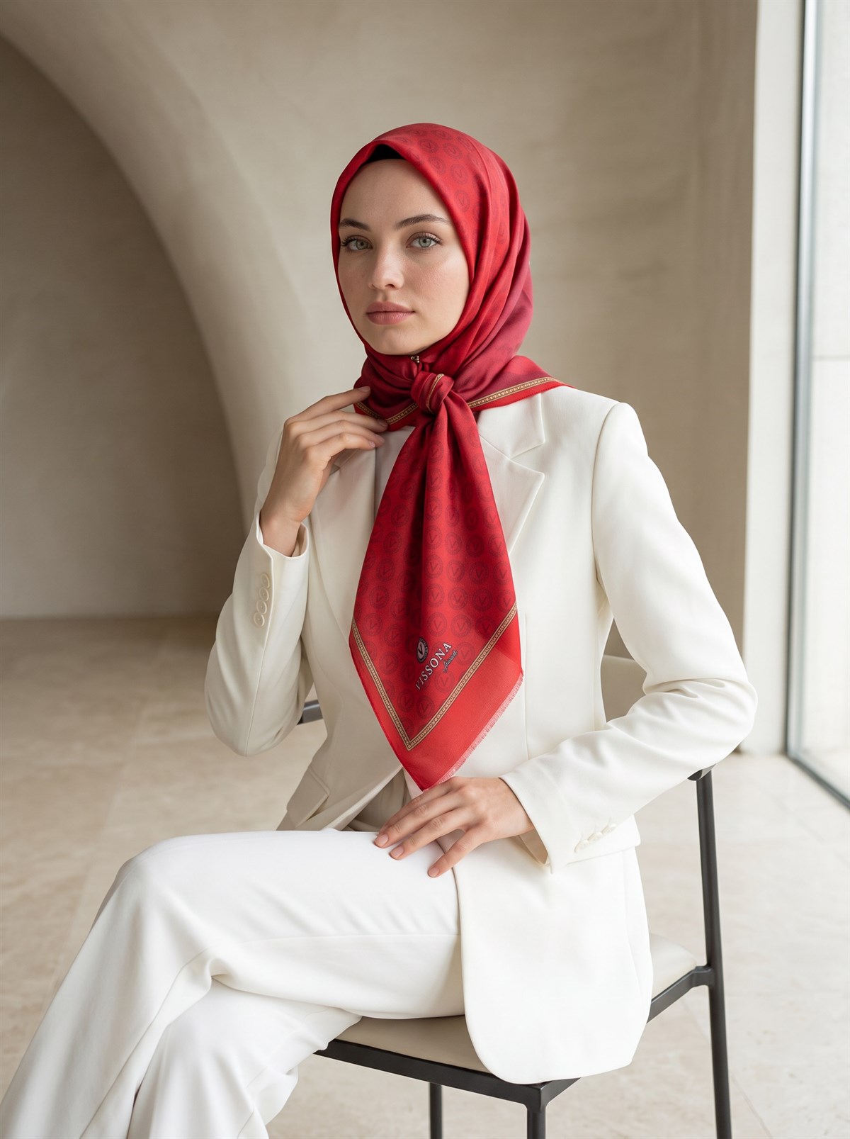 %100 Saf İpek Şal İnce Saten Vual Dokuma Degradeli Ve Monogram Desenli Kırmızı - Gold Renkli 90x210 Şal