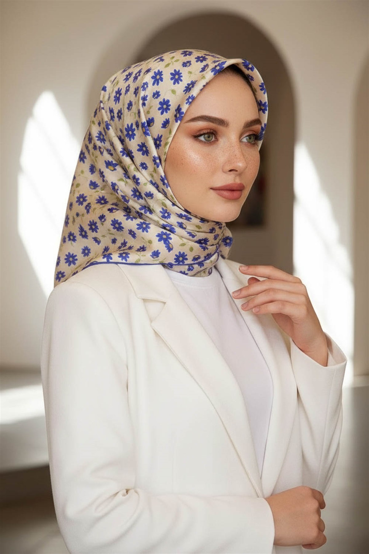 %100 Twill İpek Papatya Desenli Krem - Saks Renkli 90x90 Eşarp Dikim Şekli : El Dikişi