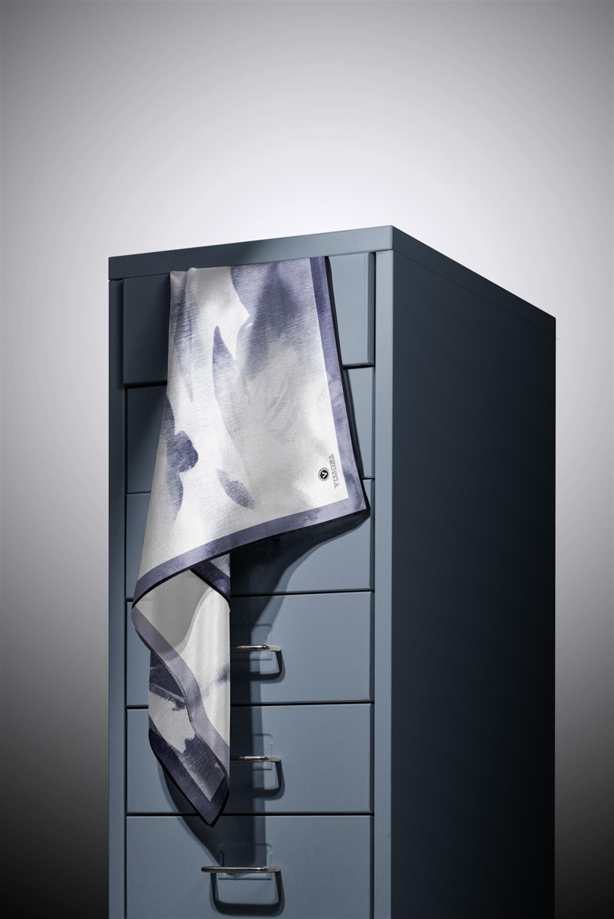 %100 Twill İpek Yaprak Desenli Gri - Siyah Renkli 90x90 Eşarp Dikim Şekli : El Dikişi