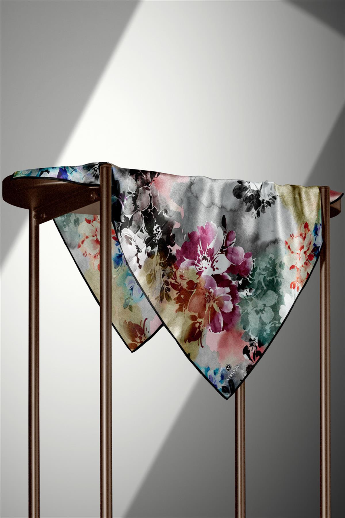 %100 Twill İpek Çiçek  Desenli Siyah - Mürdüm Renkli 90x90 Eşarp Dikim Şekli : El Dikişi