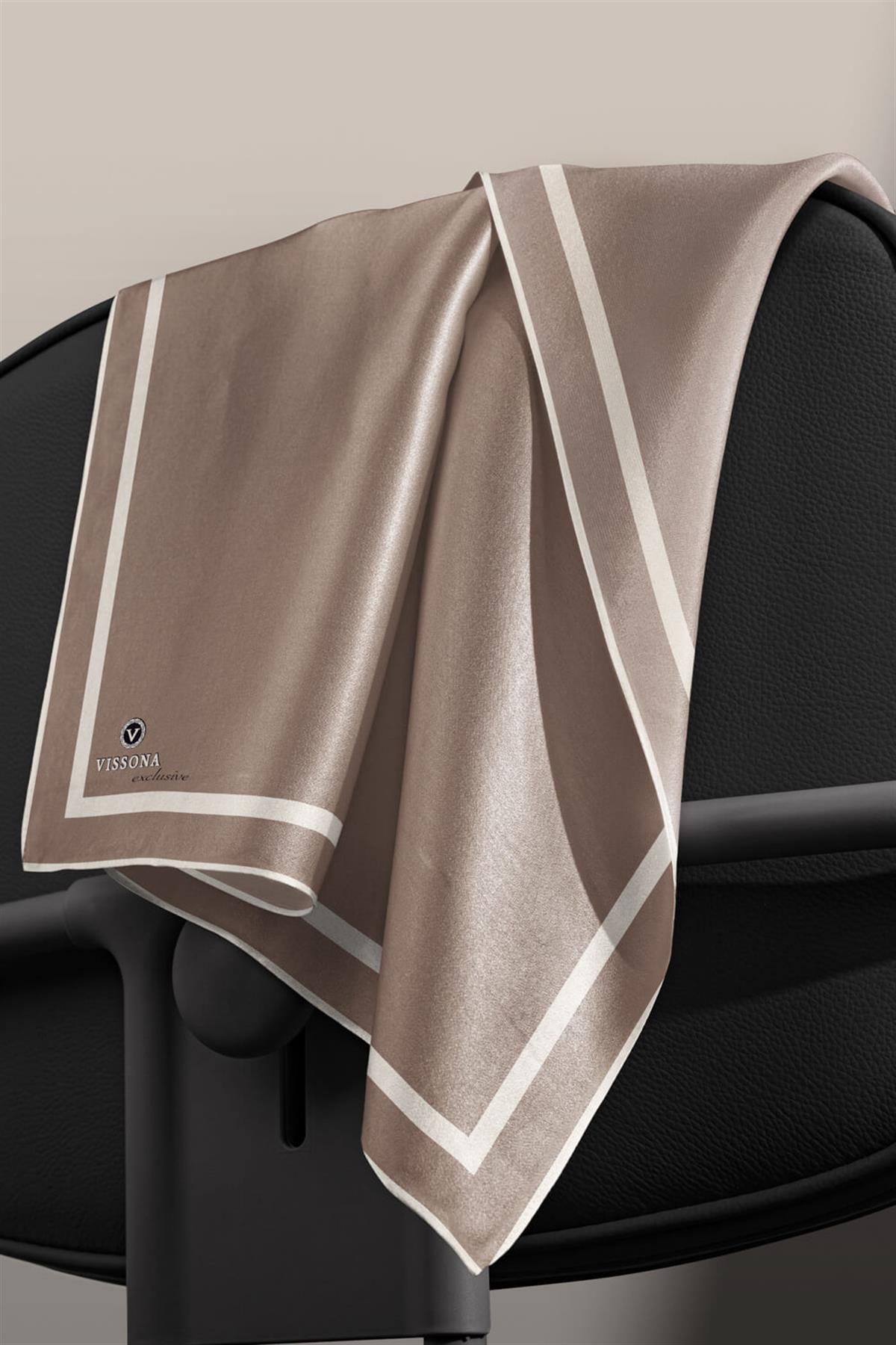 100% Twill İpek Düz Renk Bordür Desenli Taş - Krem Renkli Daha Tok Exclusive Serisi 90x90 Dikim Şekli : El Dikişi Eşarp