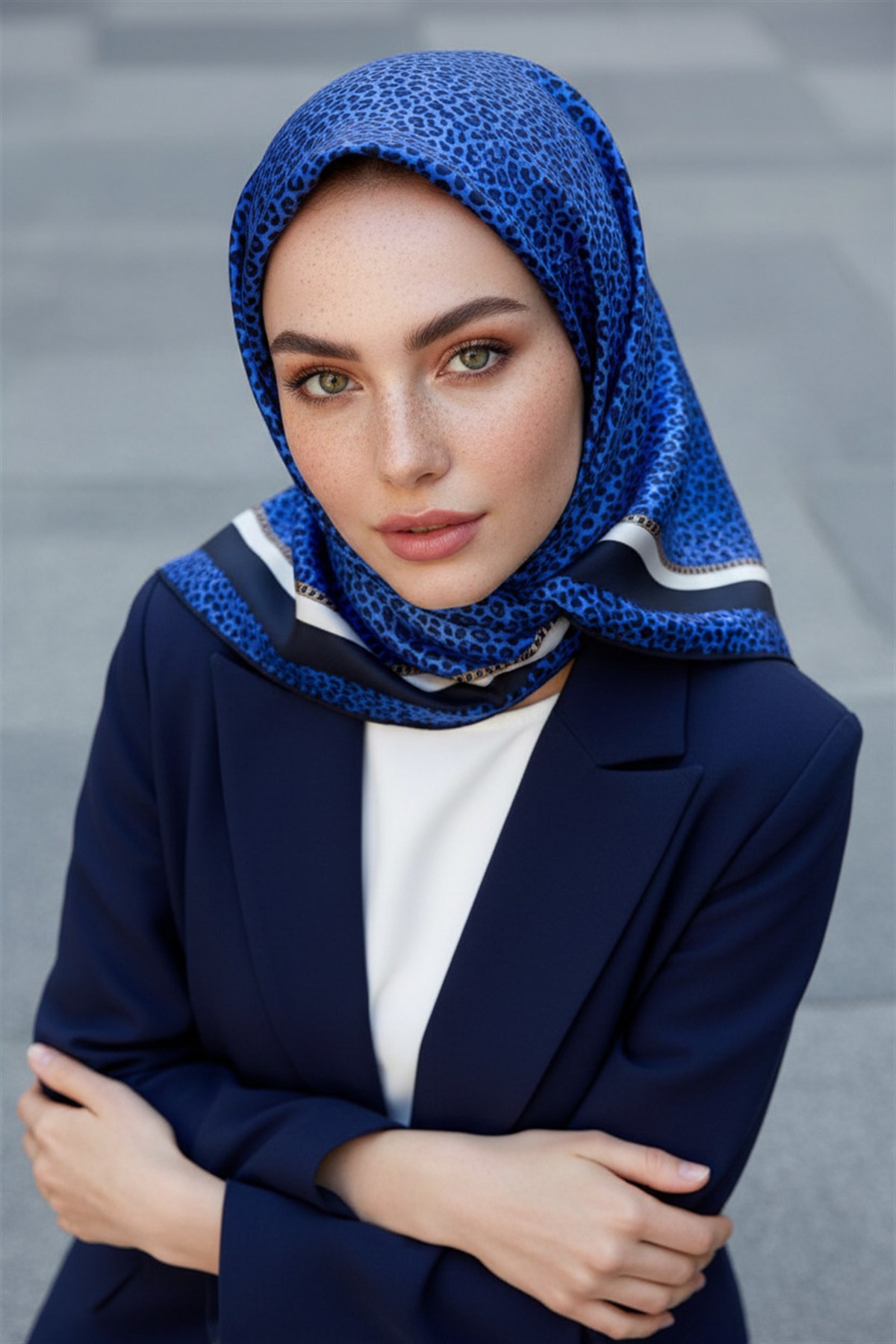 %100 Twill İpek Leopar Desenli Saks Renkli 90x90 Eşarp Dikim Şekli : El Dikişi