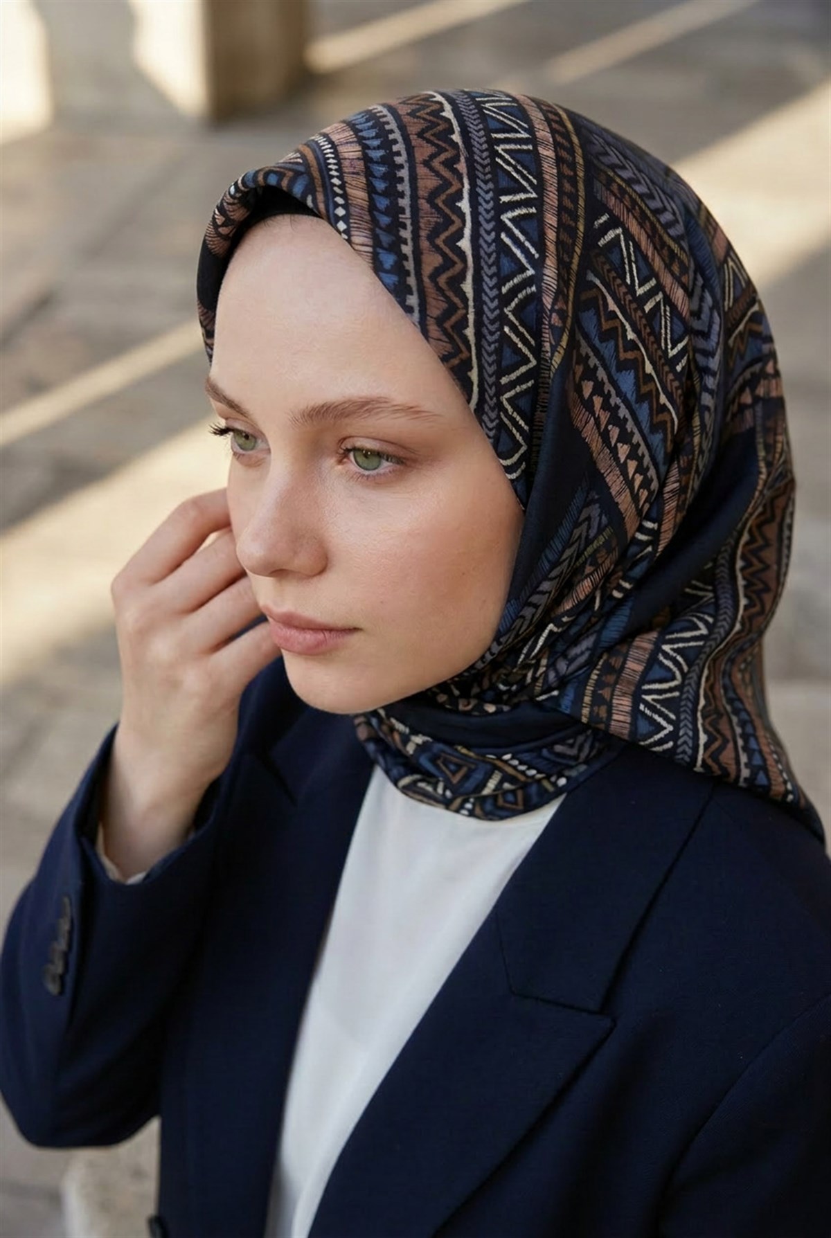 %100 Twill İpek Etnik Desenli İndigo - Lacivert Renkli 90x90 Eşarp Dikim Şekli : El Dikişi