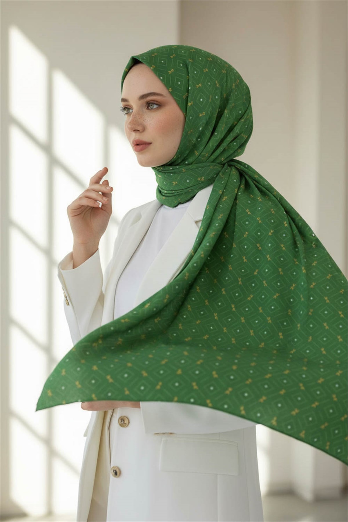 KREP GEOMETRİK DESENLİ ZÜMRÜT YEŞİLİ RENKLİ 75X195 KIRIŞMAZ ŞAL