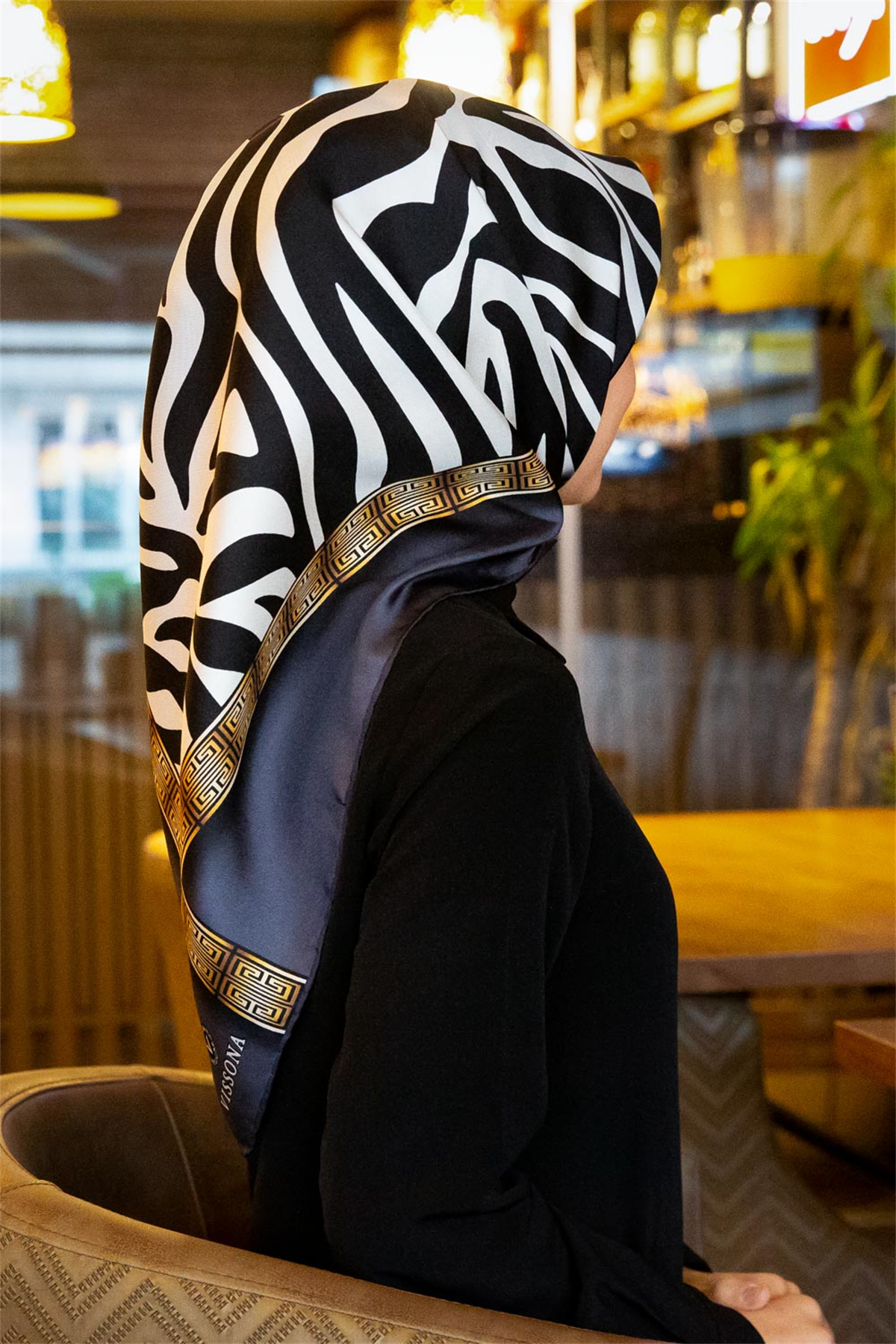 % 57 İPEK % 43 VİSKON Twill İpek Zebra Desenli Gri - Gold Renkli 90x90 Eşarp Dikim Şekli : El Dikişi