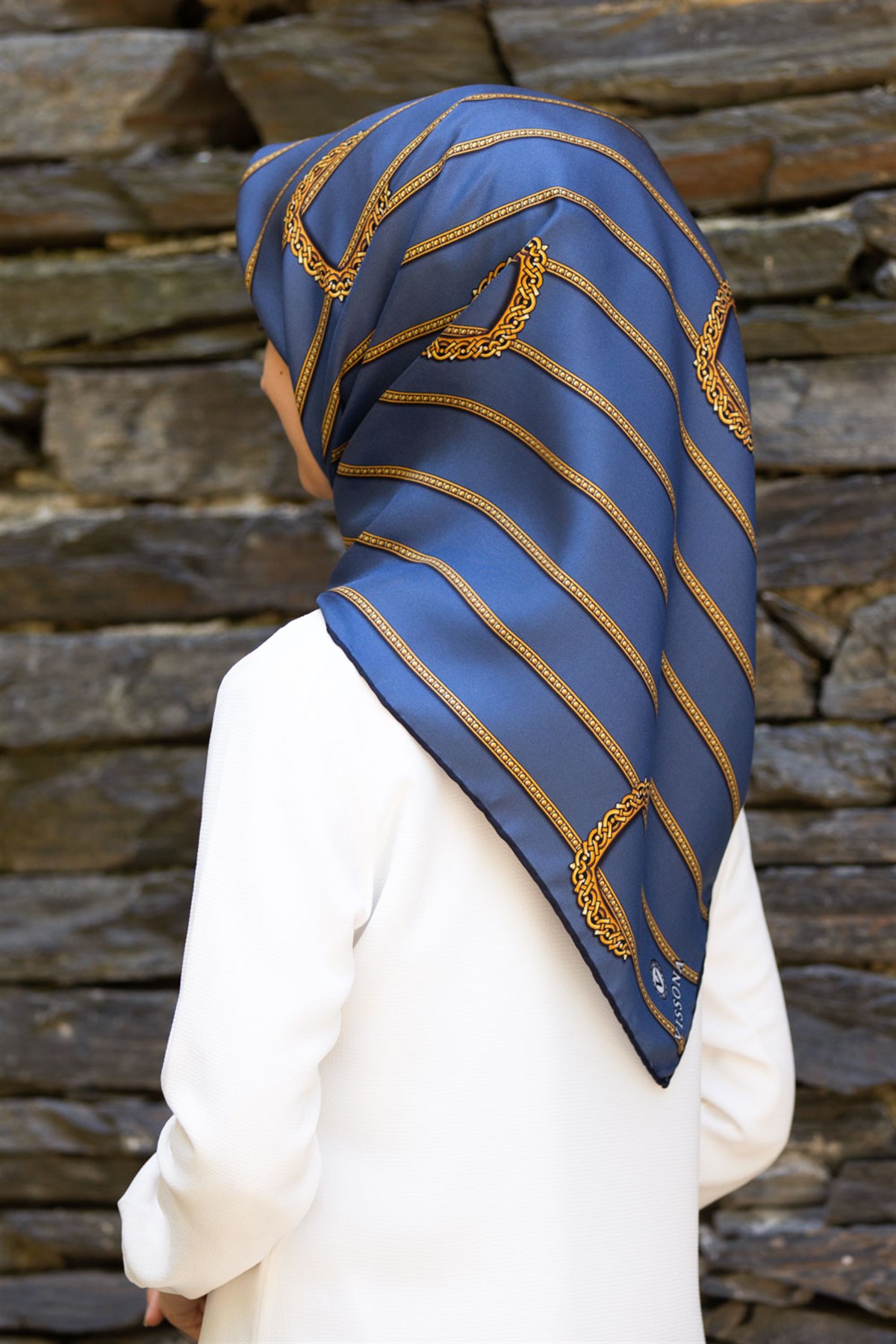 %100 Twill İpek Kemer Desenli Gold - İndigo Renkli 90x90 Eşarp Dikim Şekli : El Dikişi