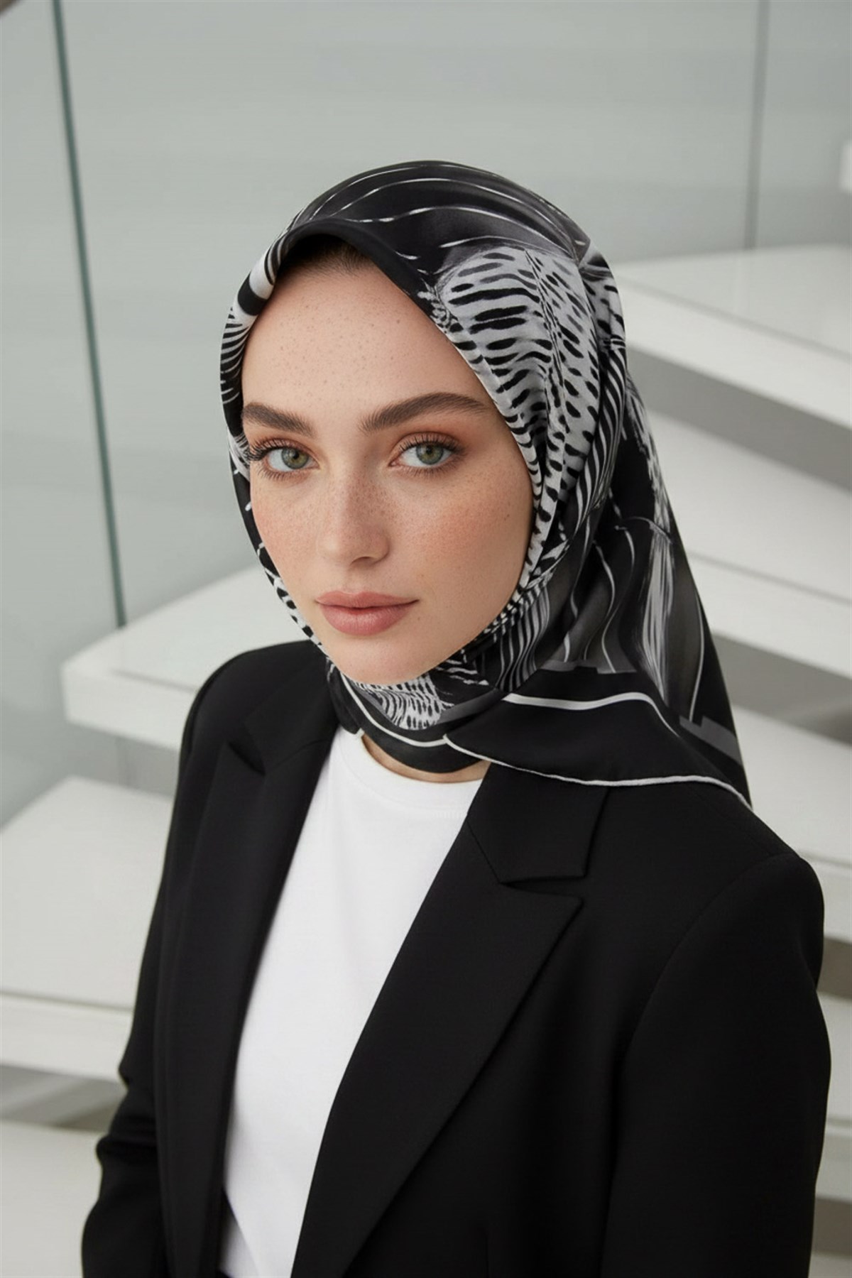 %100 Twill İpek Geometrik Desenli Siyah - Beyaz Renkli 90x90 Eşarp Dikim Şekli : El Dikişi