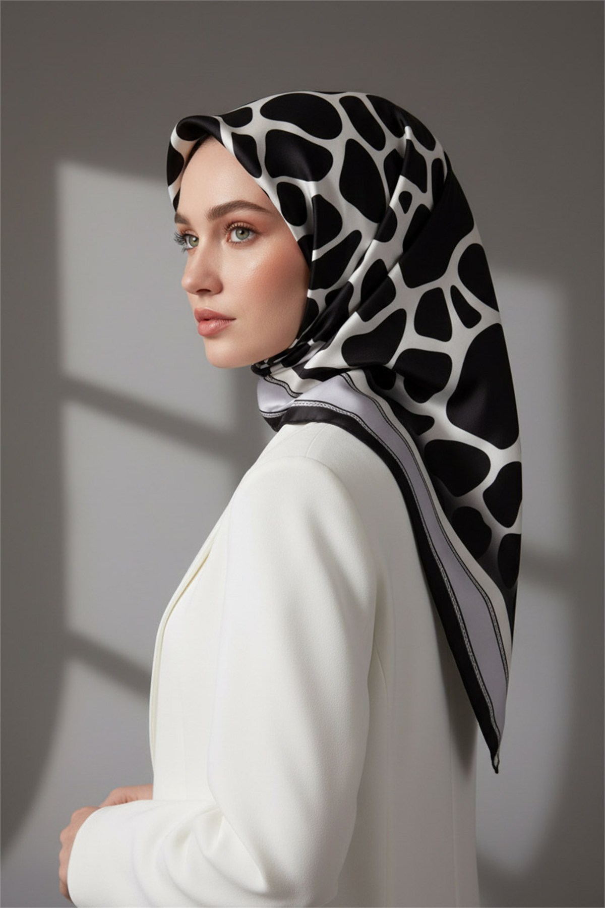 Kristal Taş Desenli Gümüş Renkli 90x90 Eşarp (İpek İçermez) Dikim Şekli : El Dikişi