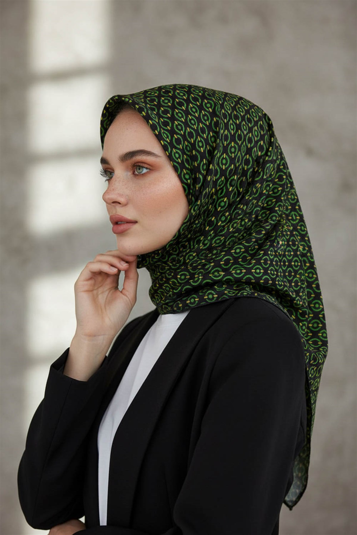 %100 Twill İpek Zincir Desenli Siyah - Zümrüt Renkli 90x90 Eşarp Kenar Dikiş Şekli El Dikişli