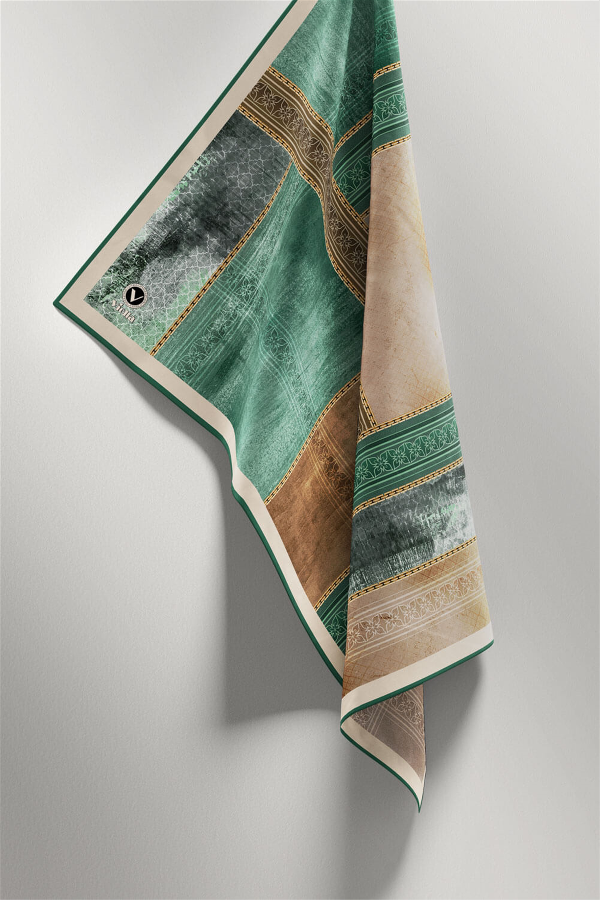 Twill Dokulu Ve Geometrik Desenli Petrol Yeşili Renkli 90x90 Eşarp (İpek İçermez) Dikim Şekli : El Dikişi