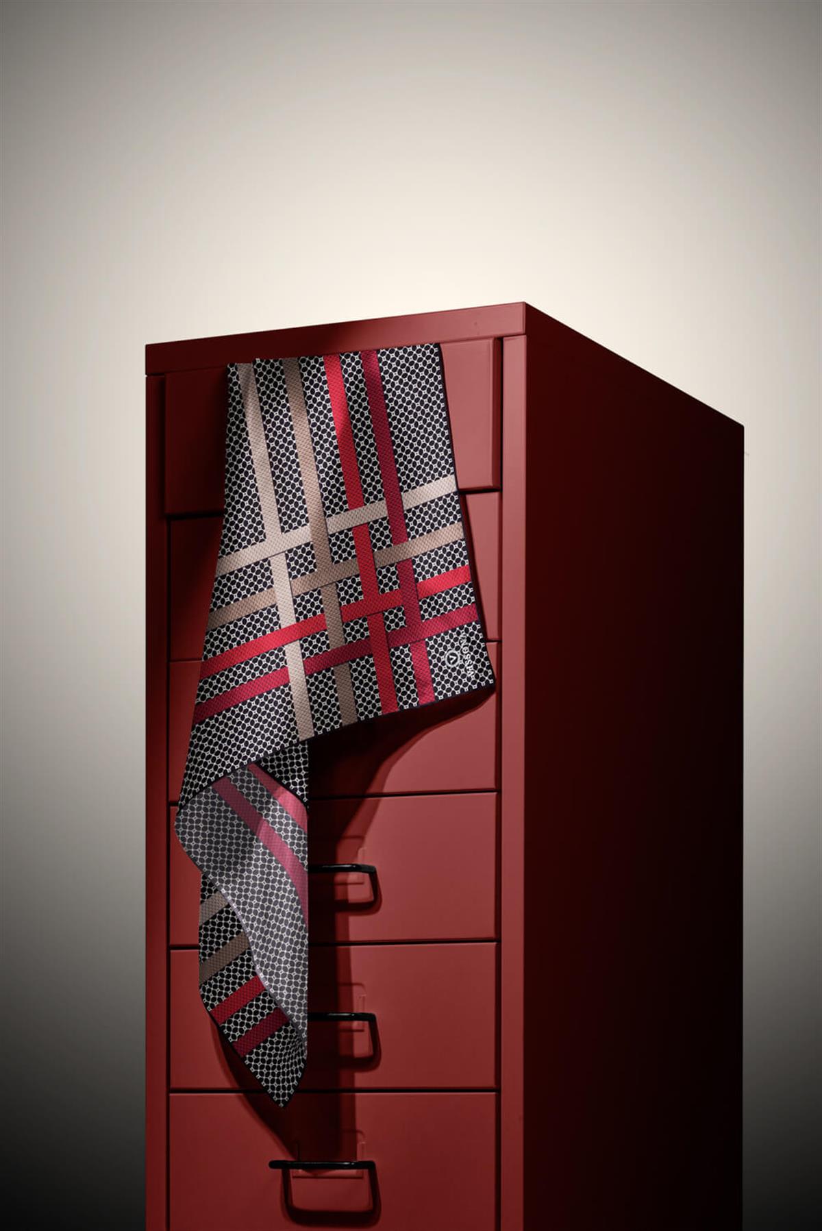 %100 Twill İpek Bantlı Monogram Desenli Siyah - Kırmızı Renkli 90x90 Eşarp Dikim Şekli : El Dikişi