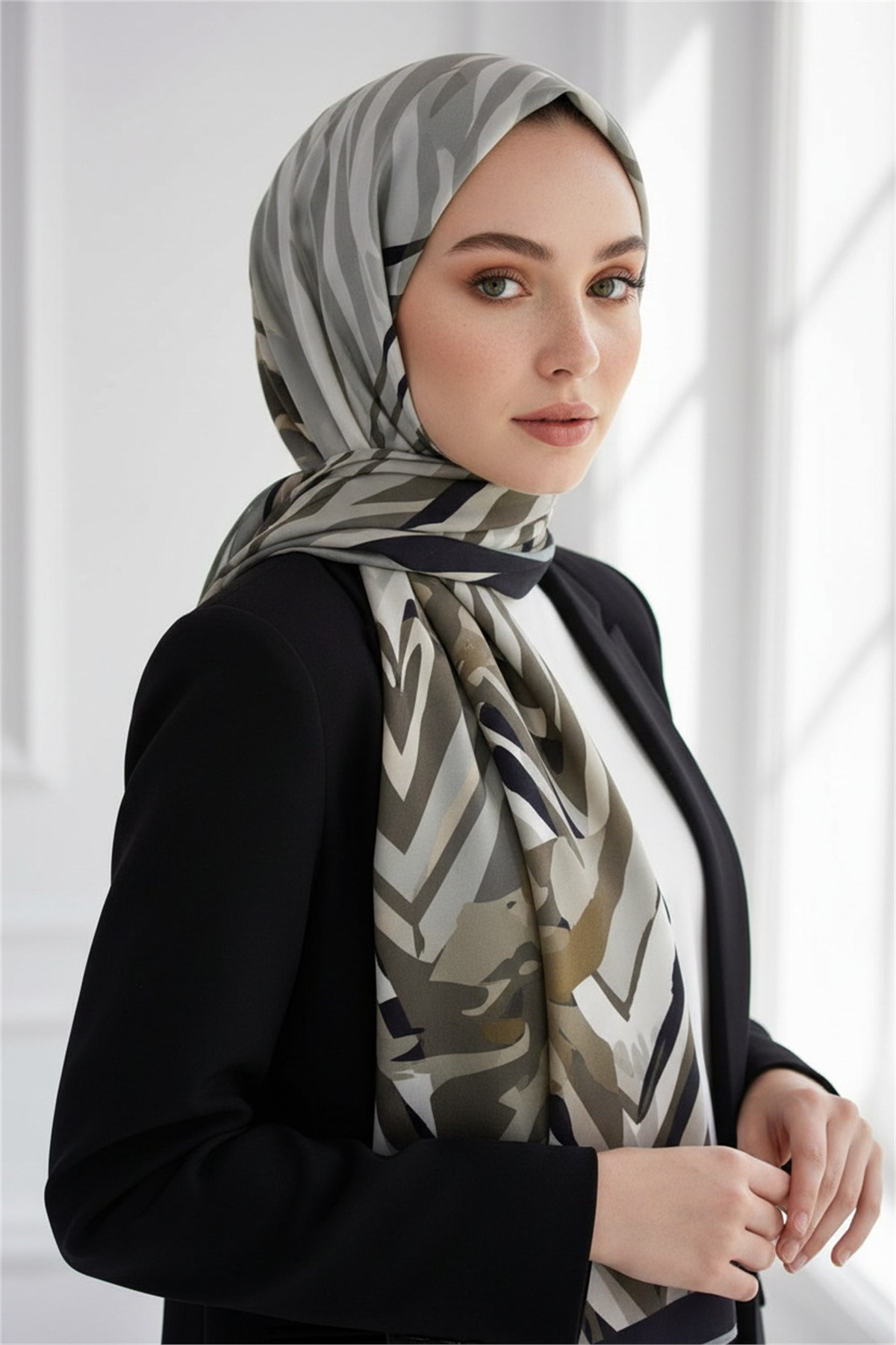 KREP ZEBRA VE ÇİÇEK DESENLİ GRİ RENKLİ 75X195 KIRIŞMAZ ŞAL