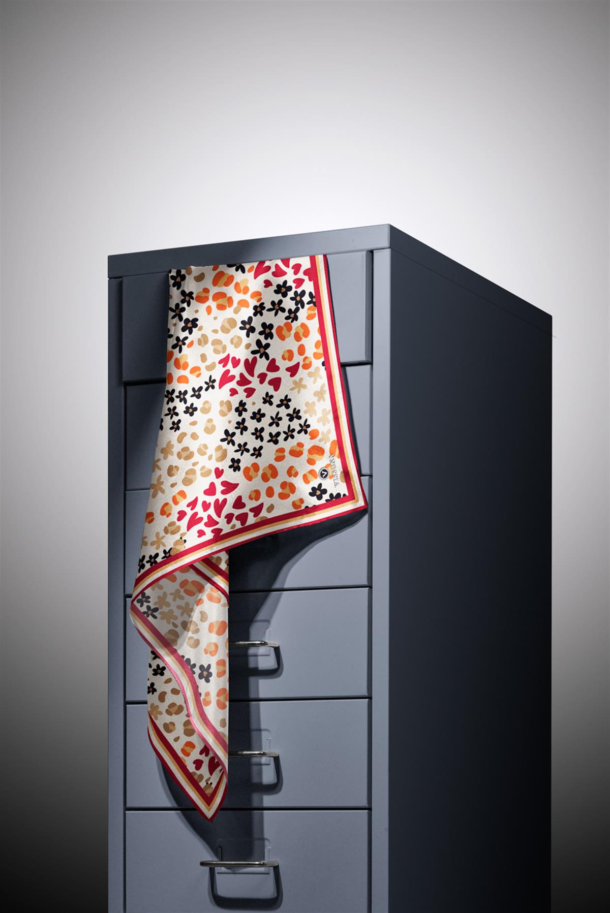 %100 Twill İpek Kalpli Leopar Desenli Krem - Bordo Renkli 90x90 Eşarp Dikim Şekli : El Dikişi