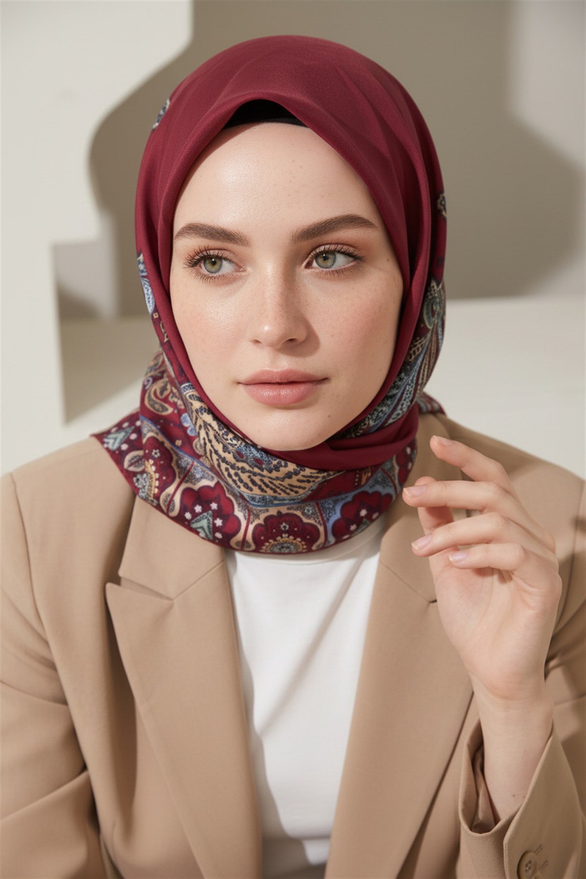 100% Twill İpek Etnik Desenli Bordo Renkli 90x90 Dikim Şekli : El Dikişi Eşarp