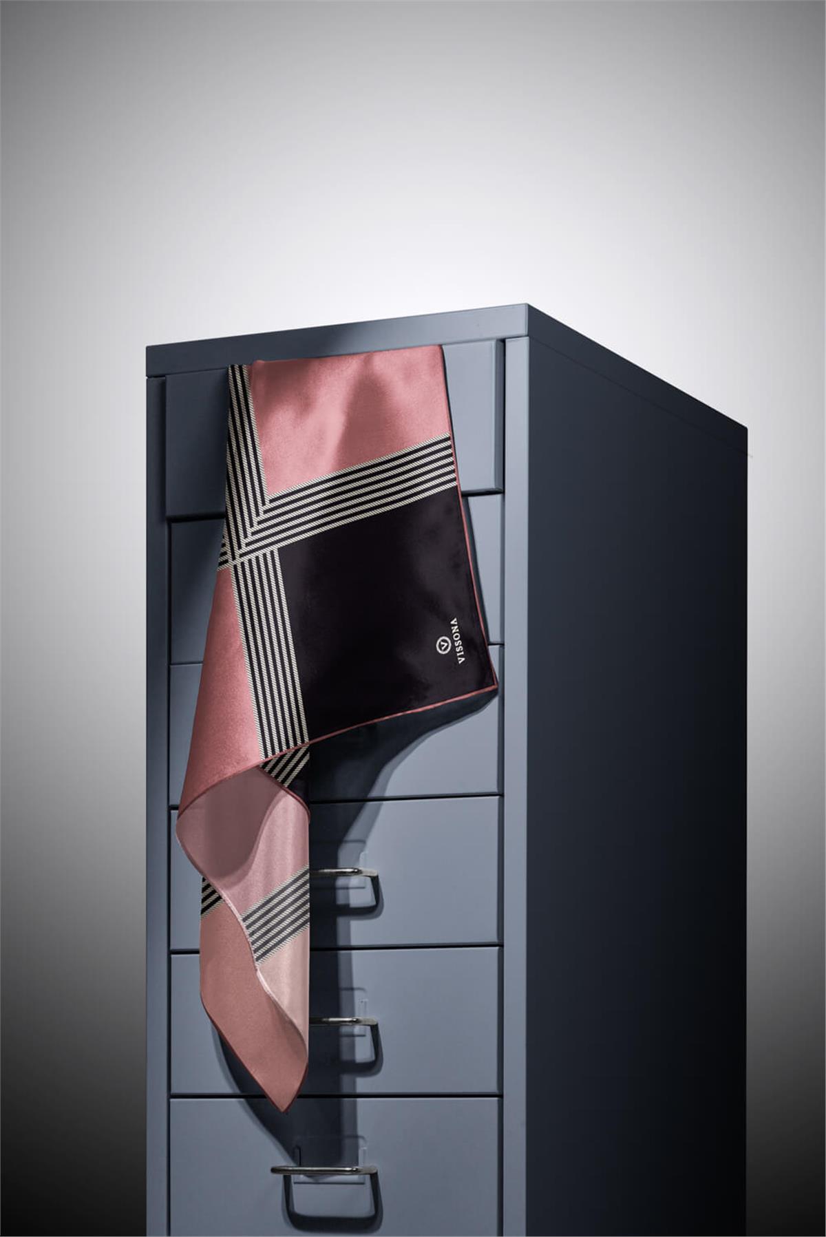 %100 Twill İpek Geometrik Desenli Pudra Renkli 90x90 Eşarp Dikim Şekli : El Dikişi