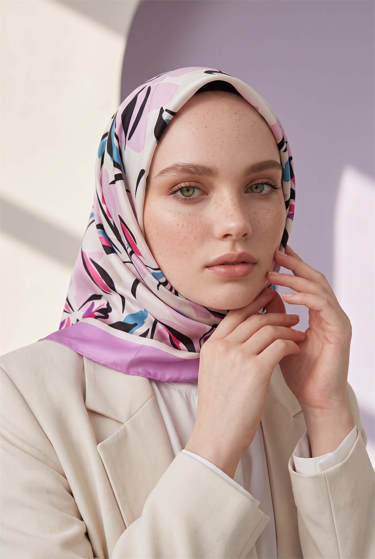 Rayon Bordürlü Çiçek Desenli Lila Renkli 90x90 Dikim Şekli : El Dikişi Eşarp (İpek İçermez)