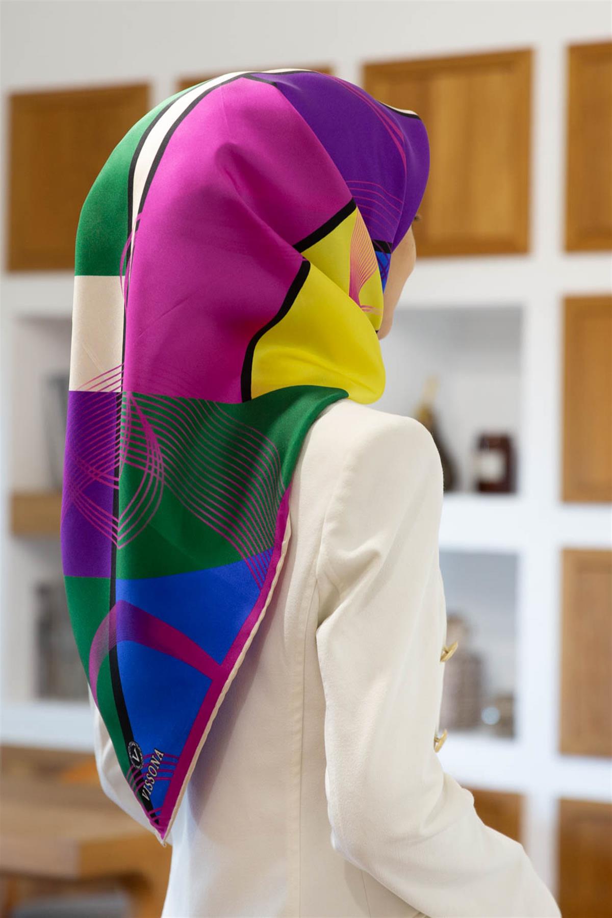 %100 Twill İpek Geometrik Desenli Zümrüt Yeşili - Fuşya Renkli 90x90 Eşarp Dikim Şekli : El Dikişi