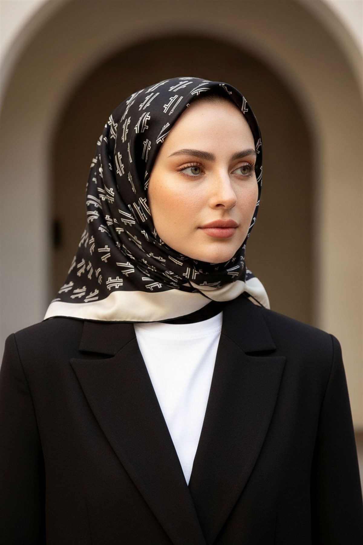 % 57 İPEK % 43 VİSKON Twill İpek Geometrik Desenli Siyah - Krem Renkli 90x90 Eşarp Dikim Şekli : El Dikişi