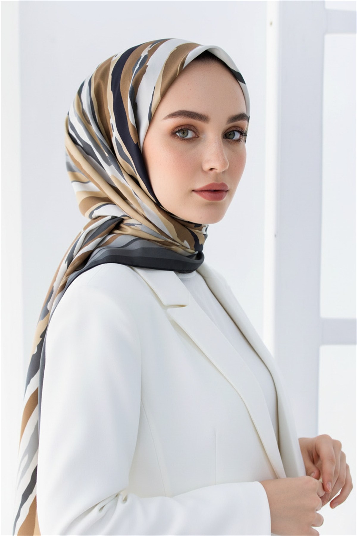KREP GEOMETRİK DESENLİ FÜME RENKLİ 75X195 KIRIŞMAZ ŞAL