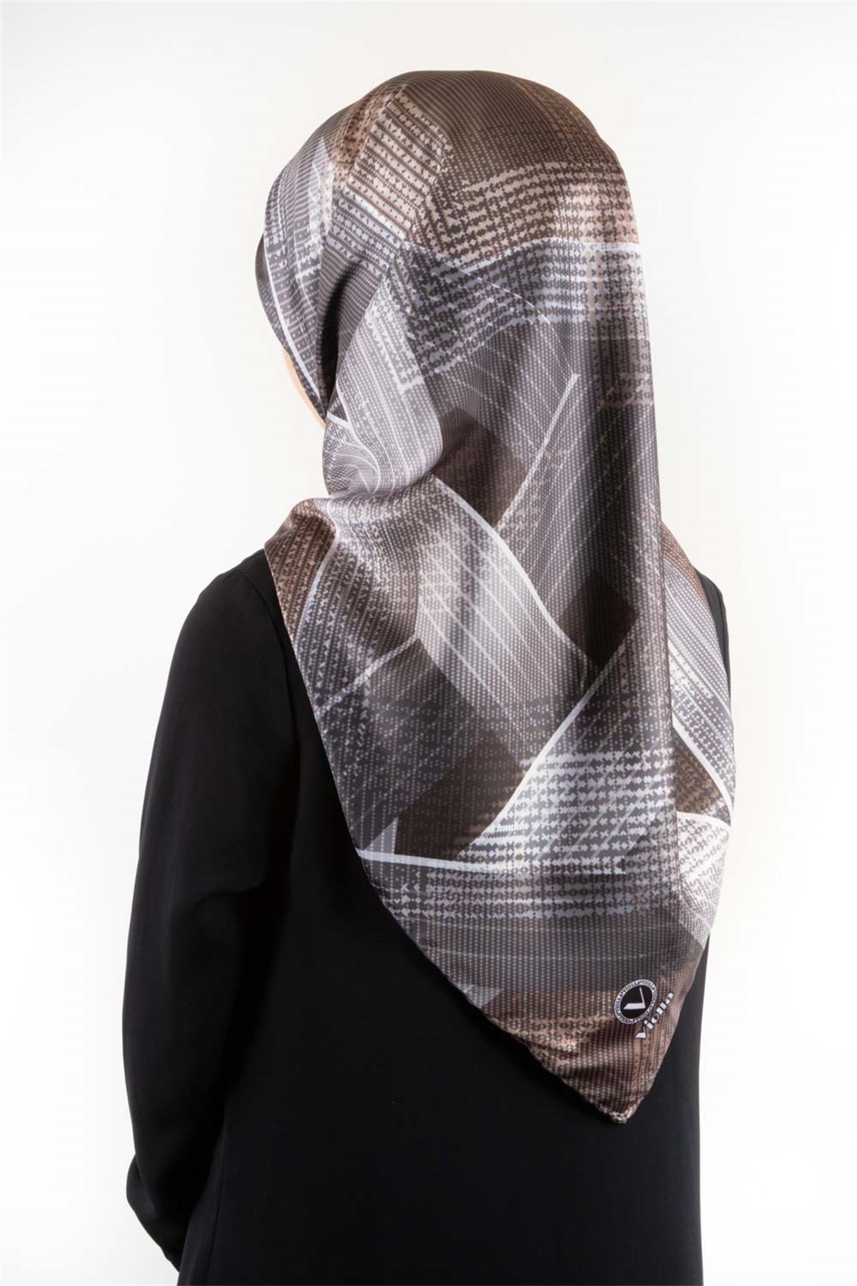 Twill Dokulu Geometrik Desenli Gri - Bej Renkli 90x90 Eşarp (İpek İçermez) Kenar Dikiş Şekli El Dikişli