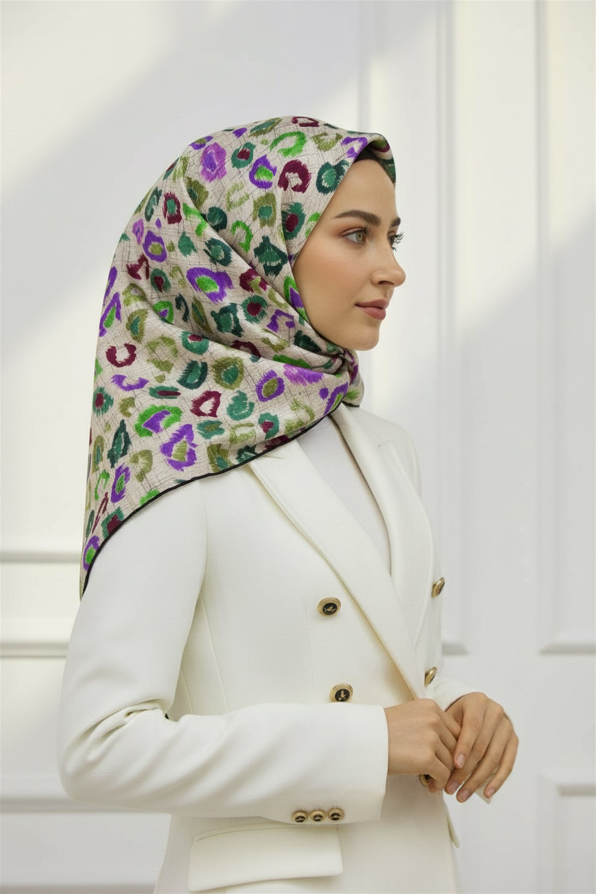 %100 Twill İpek Renkli Leopari Desenli Mor - Haki Yeşili Renkli 90x90 Eşarp Kenar Dikiş Şekli El Dikişli