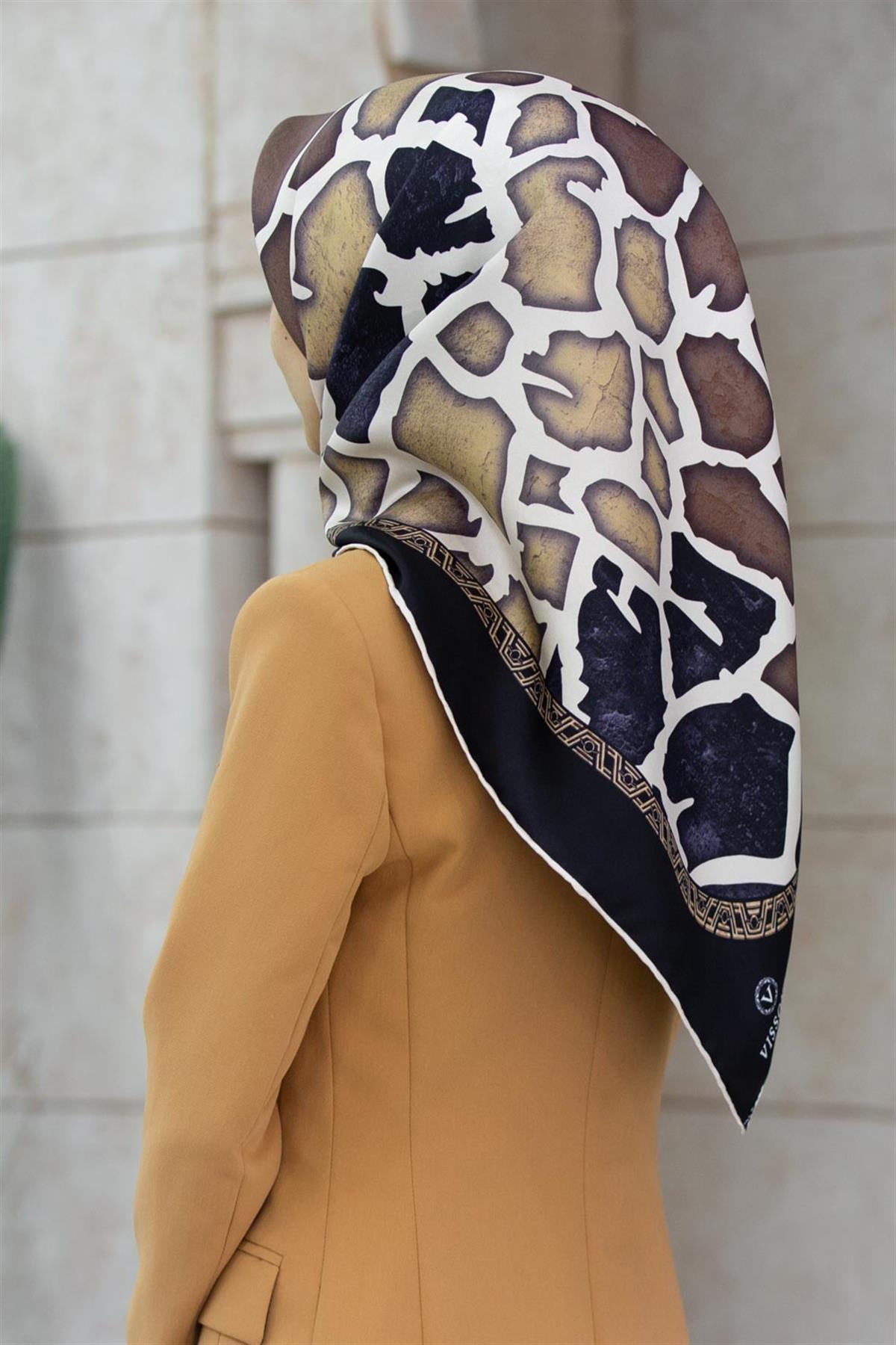 %100 Twill İpek Zürafa Desenli Sütlü Kahve - Bej Renkli 90x90 Eşarp Dikim Şekli : El Dikişi