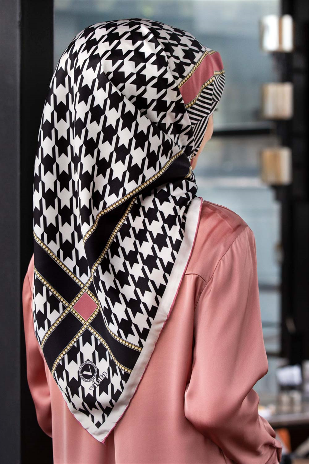 Twill Kazayağı Desenli Pudra Renkli 90x90 Eşarp (İpek İçermez) Kenar Dikiş Şekli El Dikişli