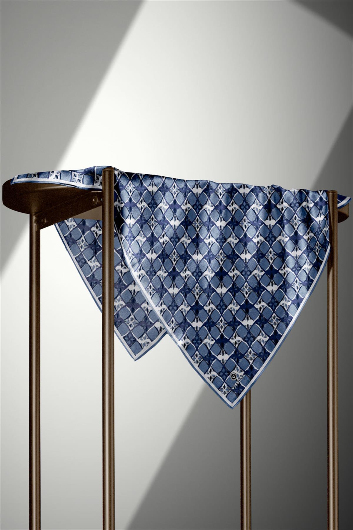 %100 Twill İpek Geometrik Desenli İndigo - Lacivert Renkli 90x90 Eşarp Dikim Şekli : El Dikişi