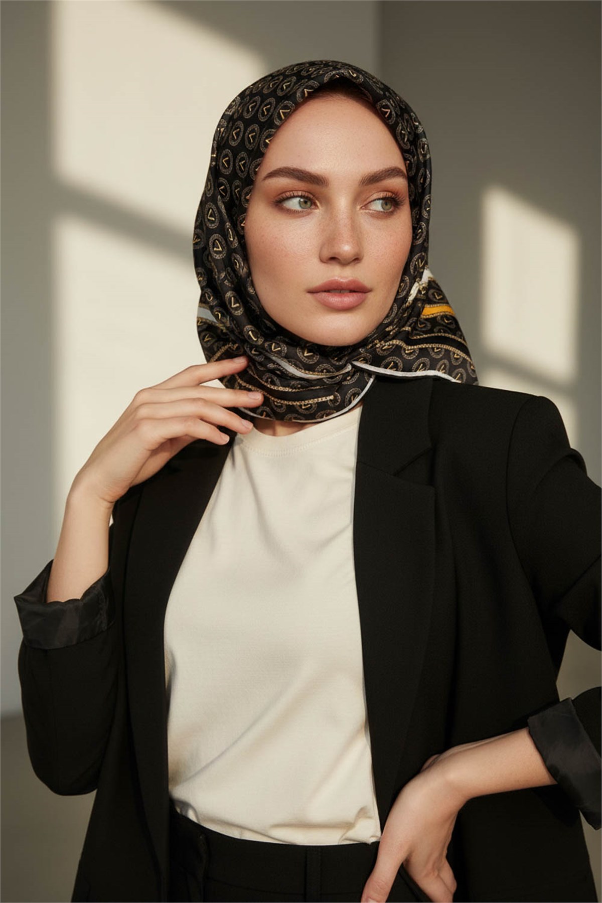 %100 Twill İpek Monogram Desenli Siyah - Gold Renkli 90x90 Eşarp Dikim Şekli : El Dikişi