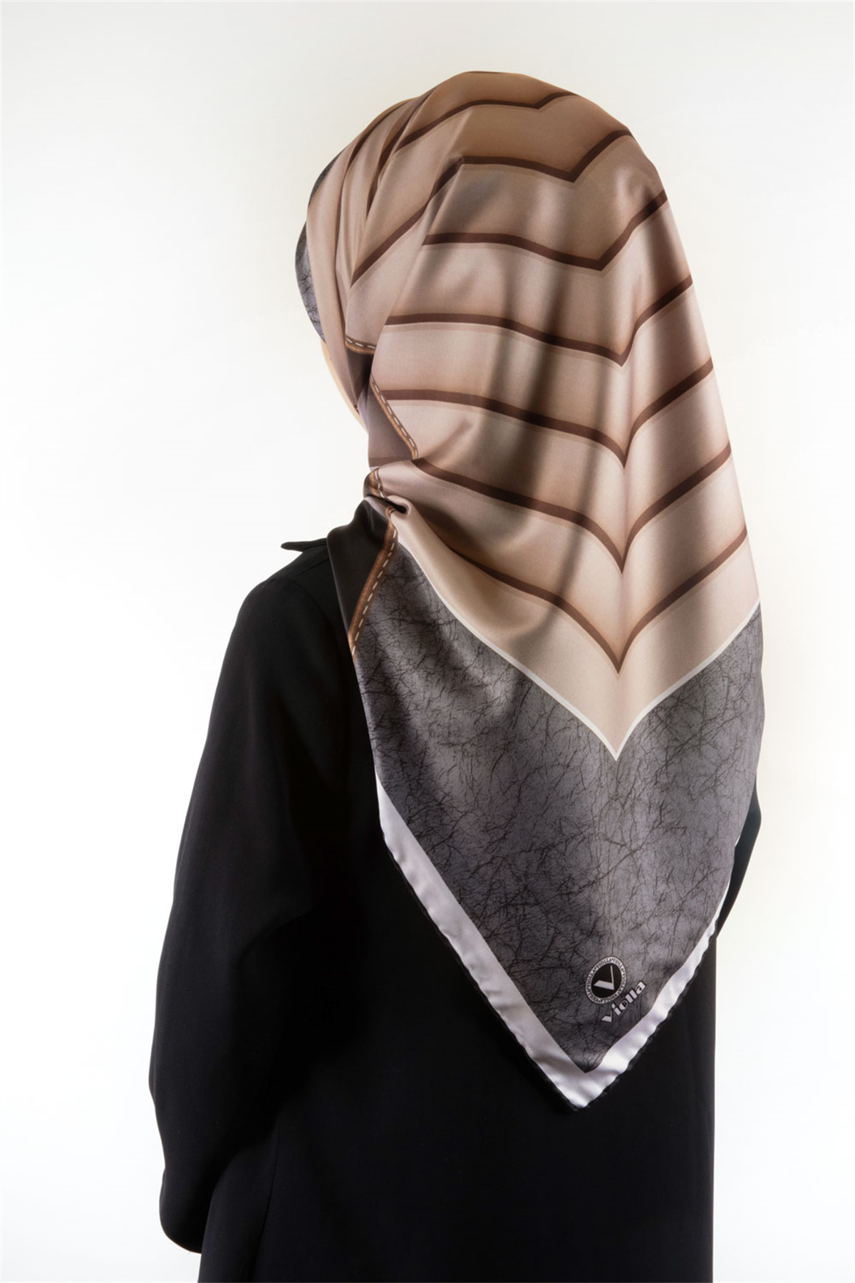 Twill Zigzag Desenli Gri - Bej Renkli 90x90 Eşarp (İpek İçermez) Kenar Dikiş Şekli El Dikişli