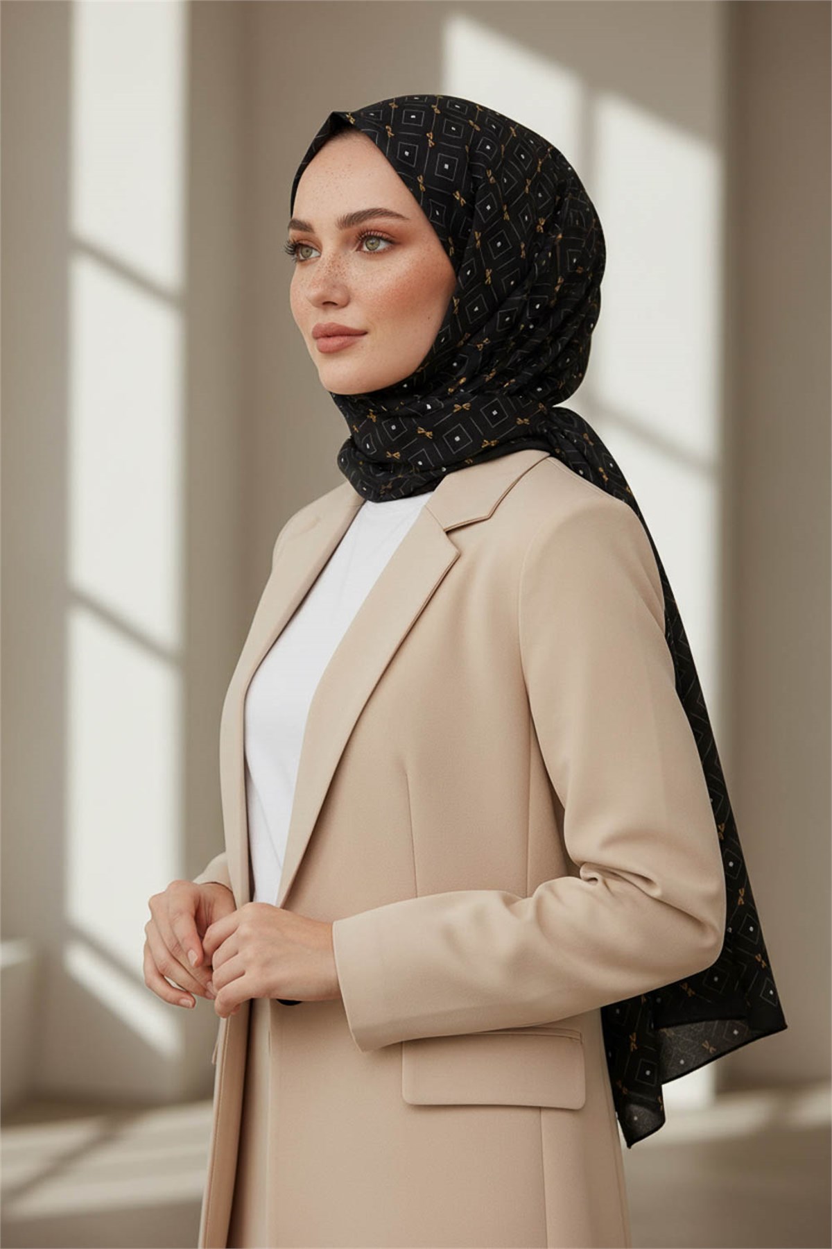 KREP GEOMETRİK DESENLİ SİYAH - GOLD RENKLİ 75X195 KIRIŞMAZ ŞAL