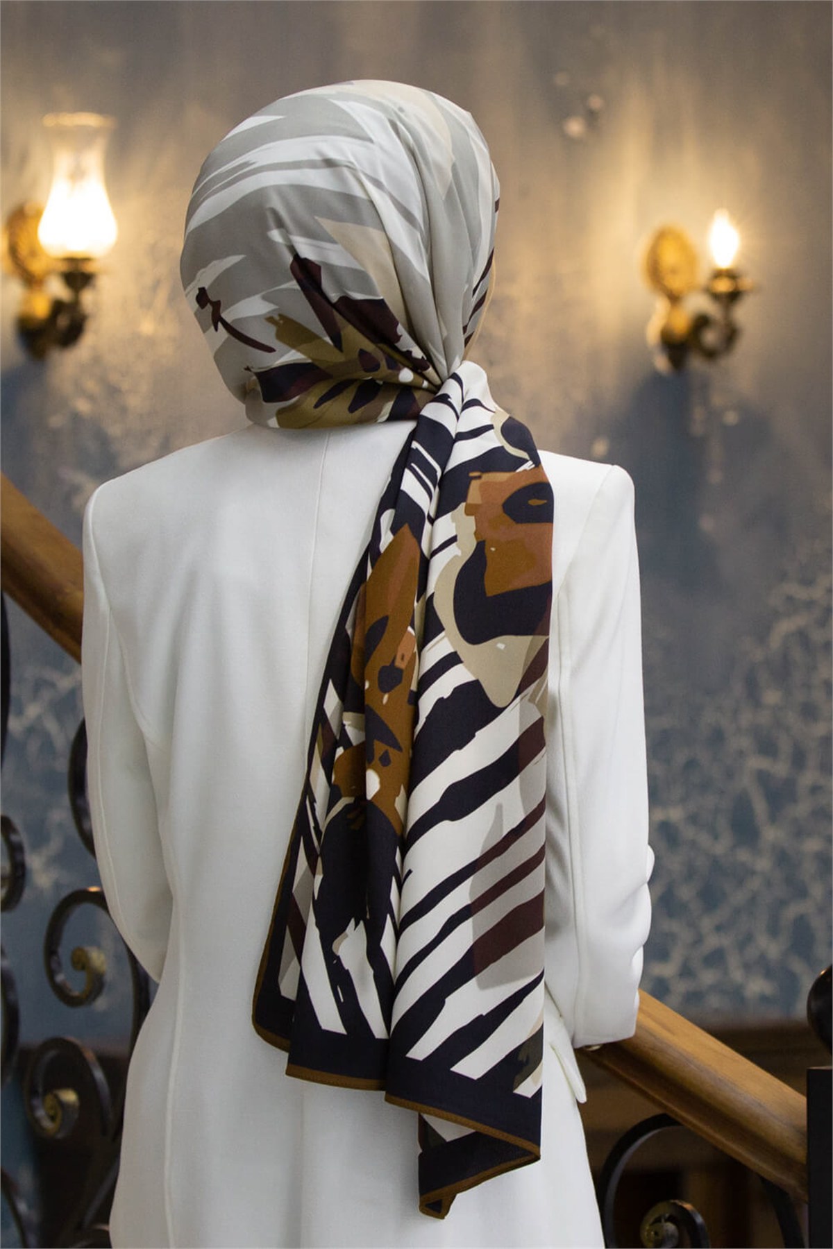 KREP ZEBRA VE ÇİÇEK DESENLİ KAHVERENGİ RENKLİ 75X195 KIRIŞMAZ ŞAL