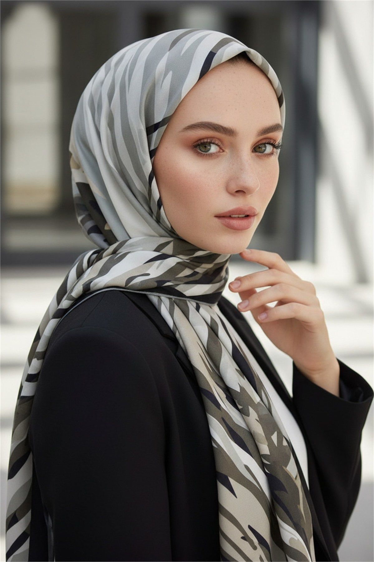 KREP ZEBRA VE ÇİÇEK DESENLİ GRİ RENKLİ 75X195 KIRIŞMAZ ŞAL