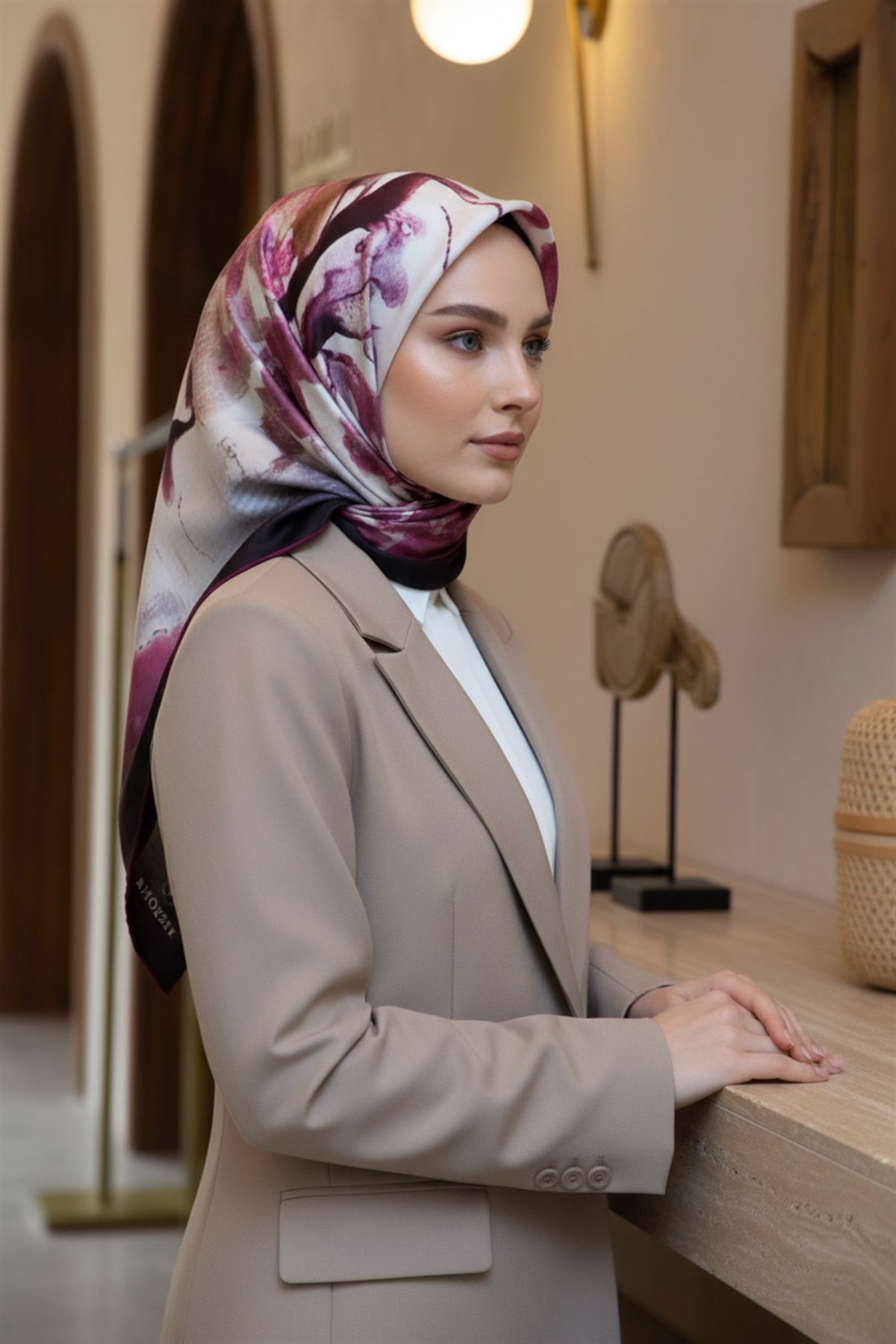 %100 Twill İpek Suluboya Çiçek Desenli Gül Kurusu Renkli 90x90 Eşarp Dikim Şekli : El Dikişi