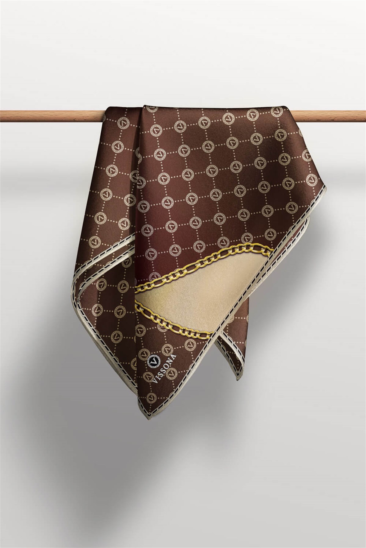 %100 Twill İpek Zincirli Ve Monogram Desenli Sütlü Kahve - Bej Renkli 90x90 Eşarp Dikim Şekli : El Dikişi