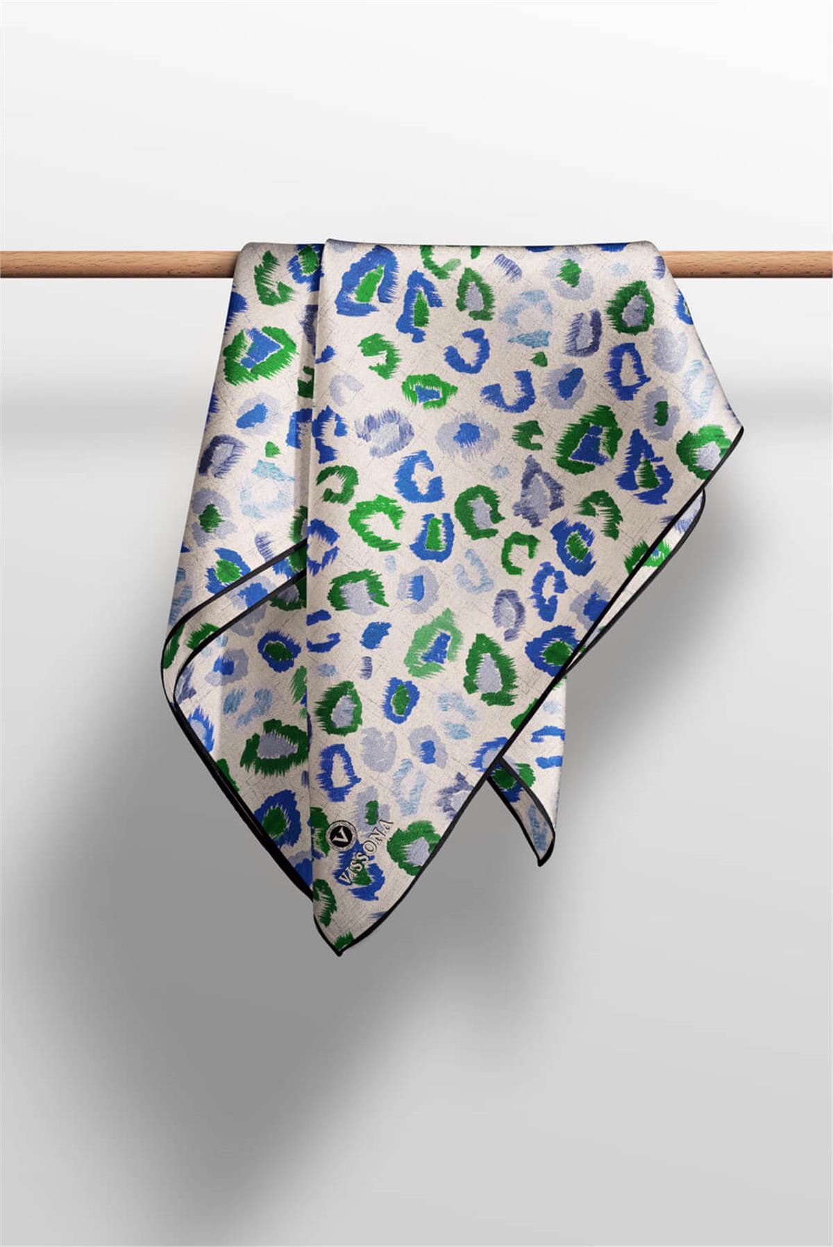 %100 Twill İpek Renkli Leopari Desenli Saks Mavisi - Zümrüt Yeşili Renkli 90x90 Eşarp Kenar Dikiş Şekli El Dikişli