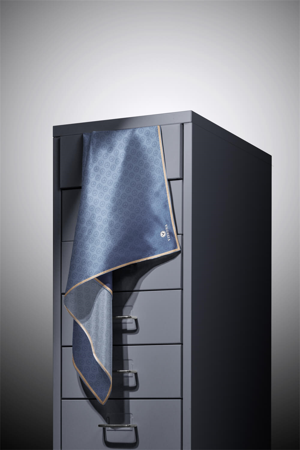 %100 Twill İpek Monogram Desenli İndigo Renkli 90x90 Eşarp Dikim Şekli : El Dikişi