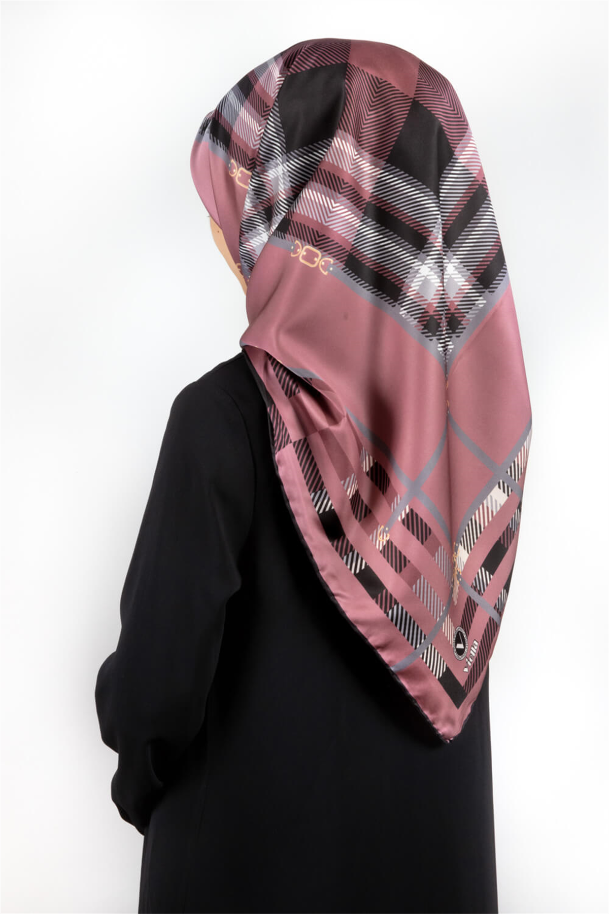 Twill Kemerli ve Ekose Desenli Pudra Renkli 90x90 Eşarp (İpek İçermez)Kenar Dikiş Şekli El Dikişli