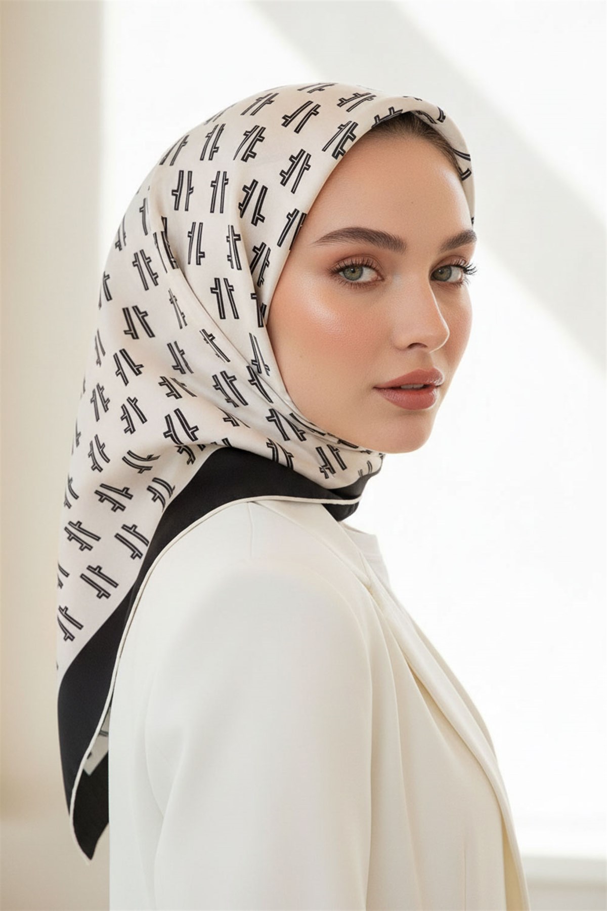 % 57 İPEK % 43 VİSKON Twill İpek Geometrik Desenli Krem - Siyah Renkli 90x90 Eşarp Dikim Şekli : El Dikişi